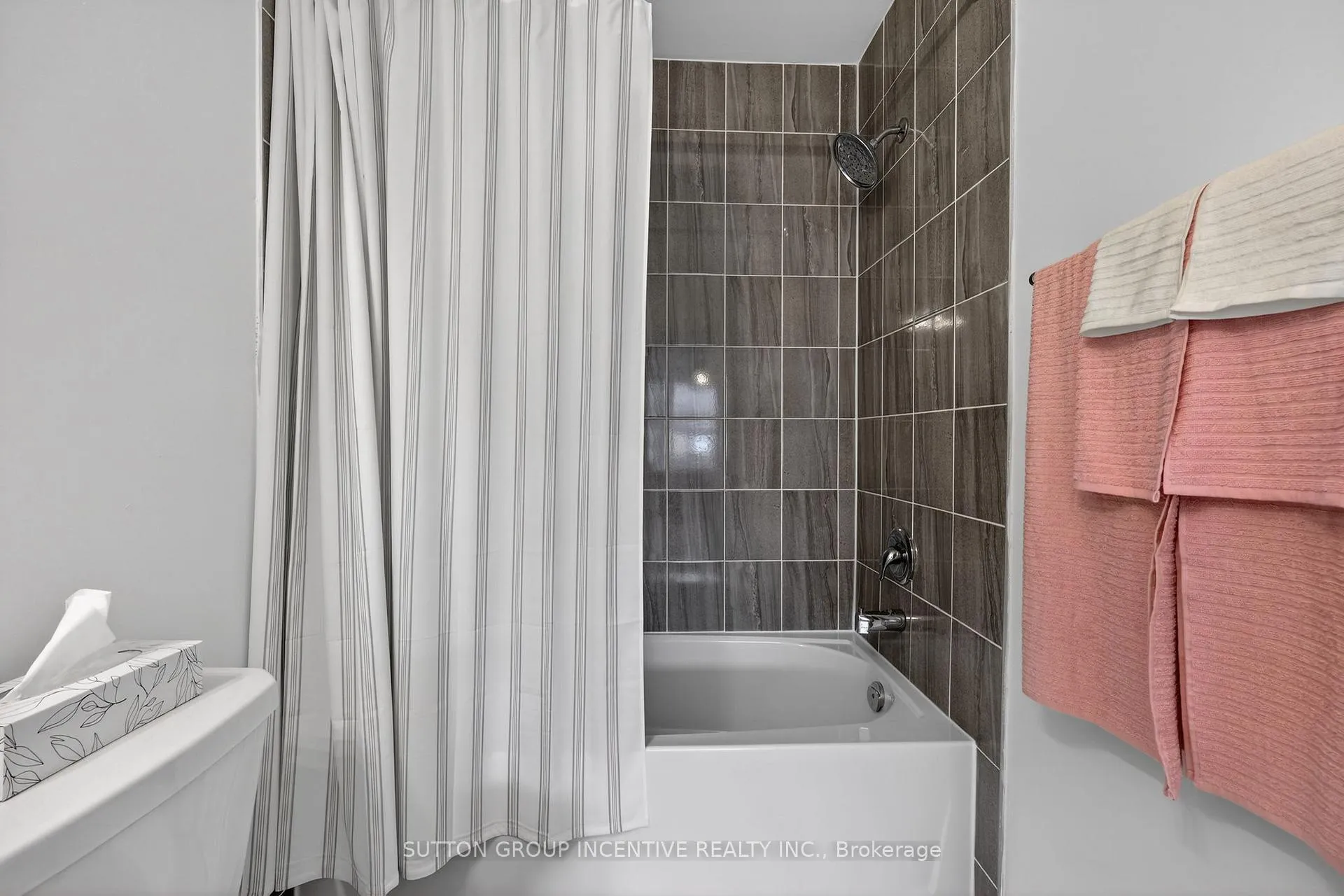Photo 20 of 46 Spry Lane, Barrie, Innis-Shore — HOMEH