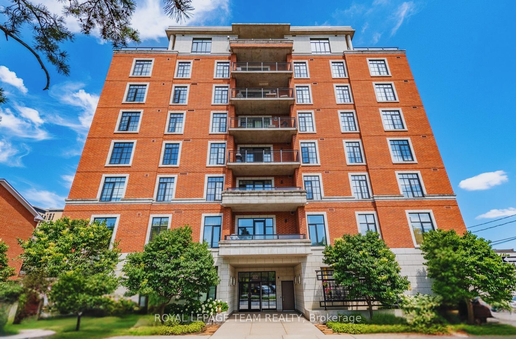 Front of Unit 210, 327 Breezehill Avenue S