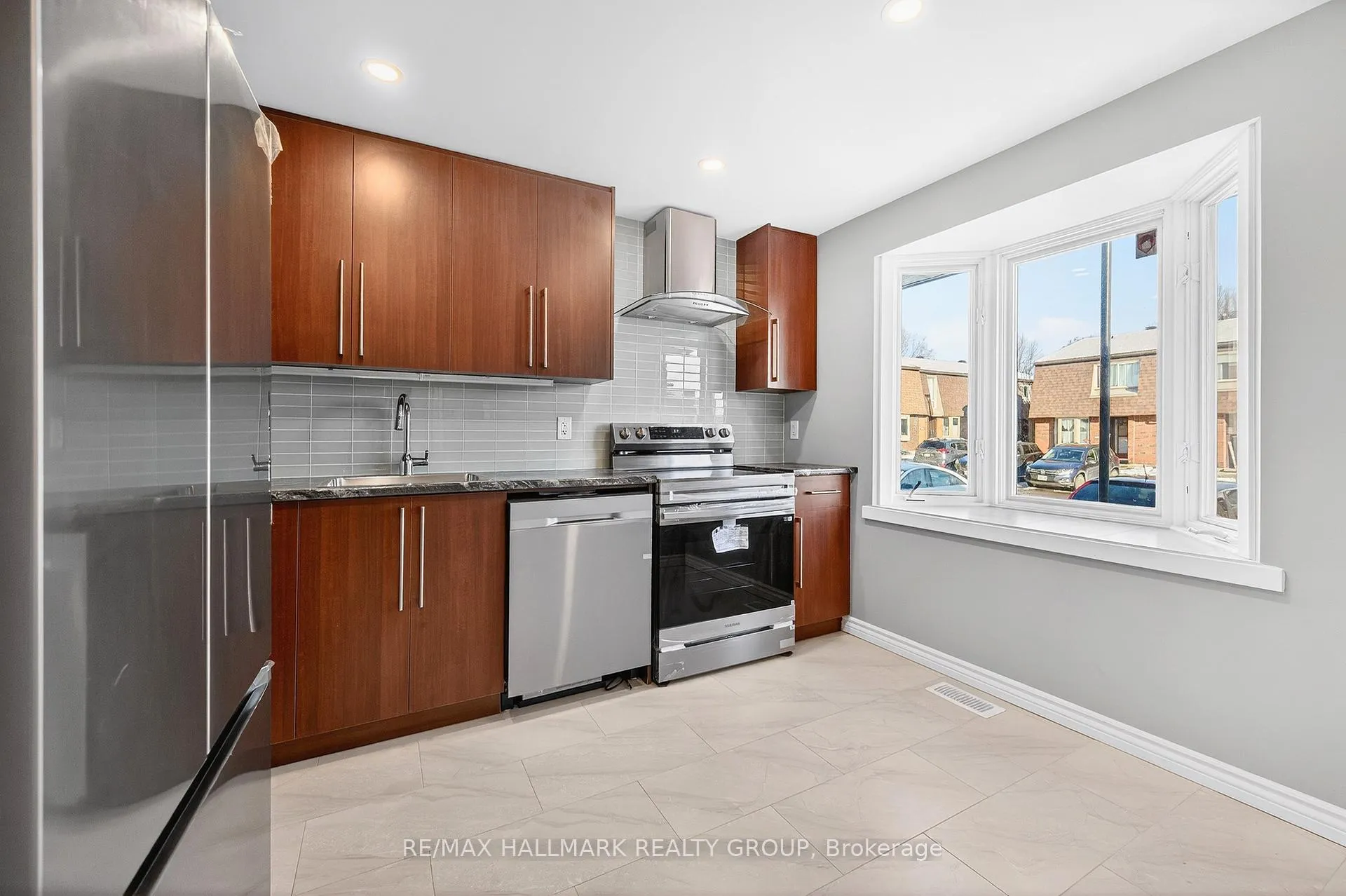 Photo 5 of Unit B, 905 Elmsmere Road, Ottawa, Beacon Hill South — HOMEH