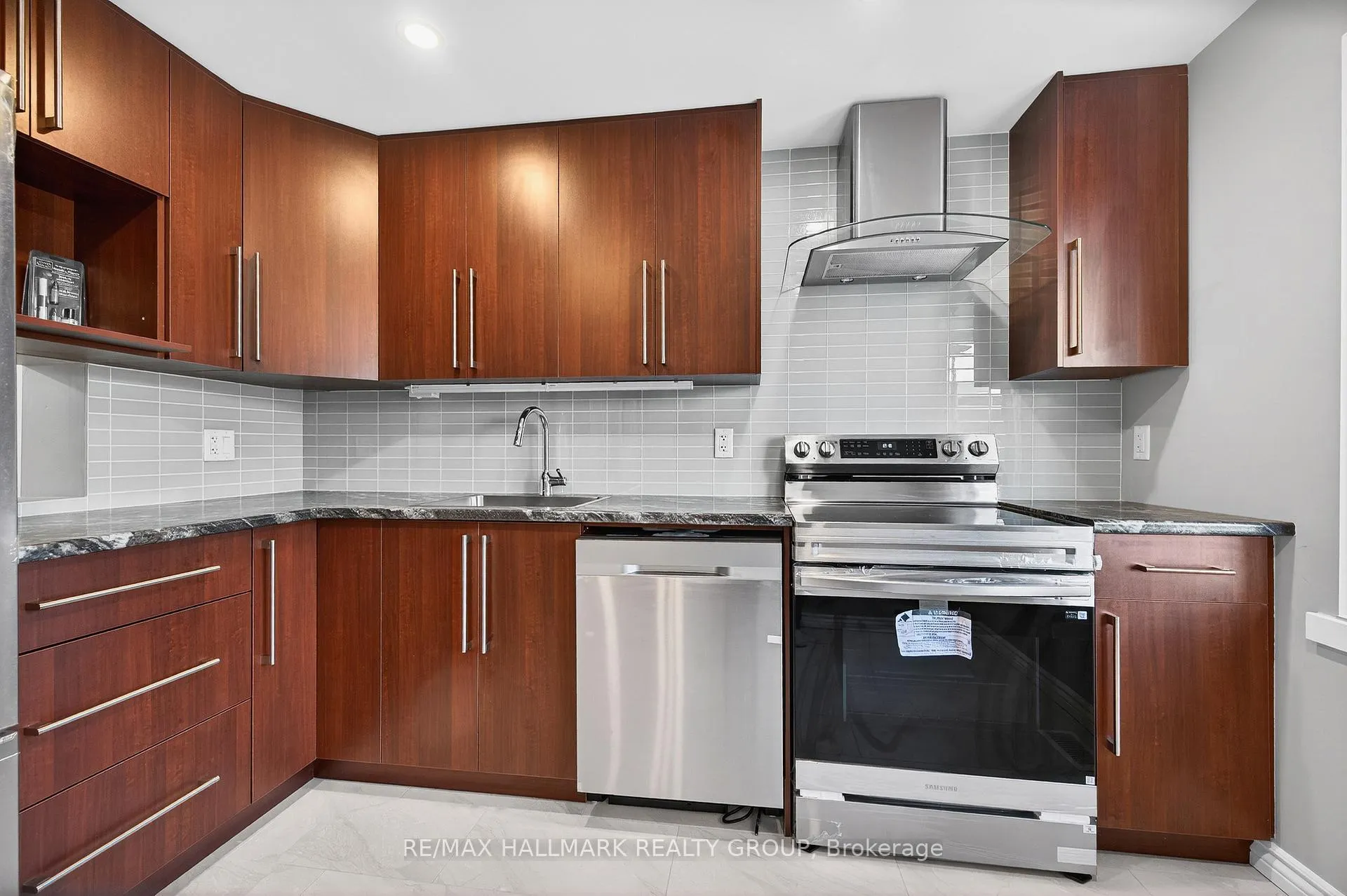 Photo 6 of Unit B, 905 Elmsmere Road, Ottawa, Beacon Hill South — HOMEH