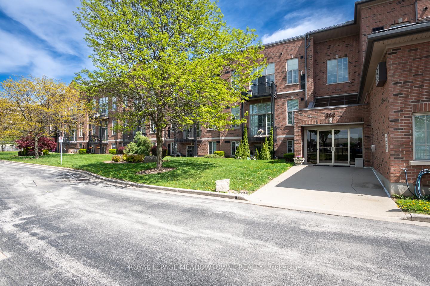 Front of Unit 318, 262 Dundas Street E