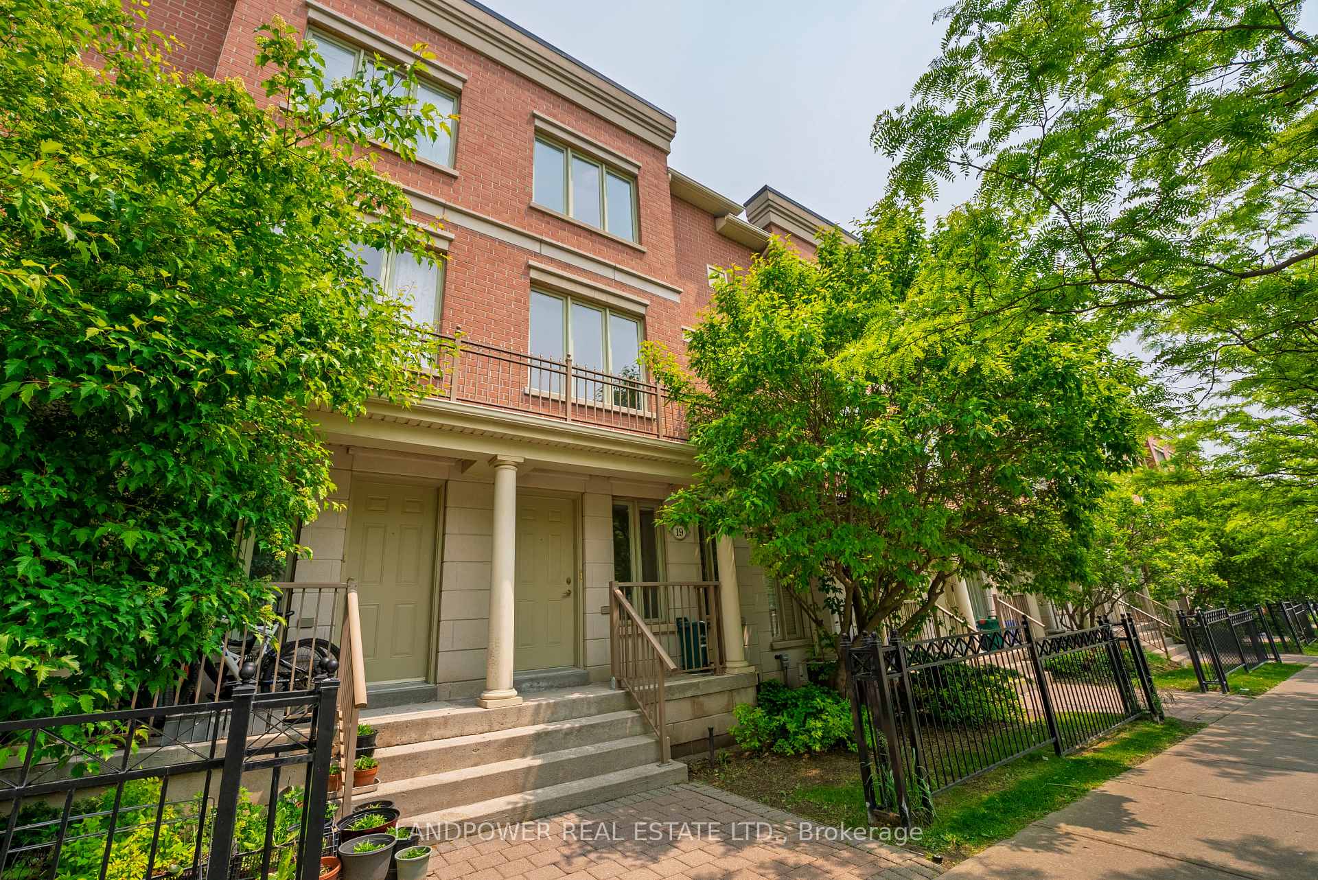 Photo 2 of 19 Saddlecreek Drive, Markham, Commerce Valley — HOMEH