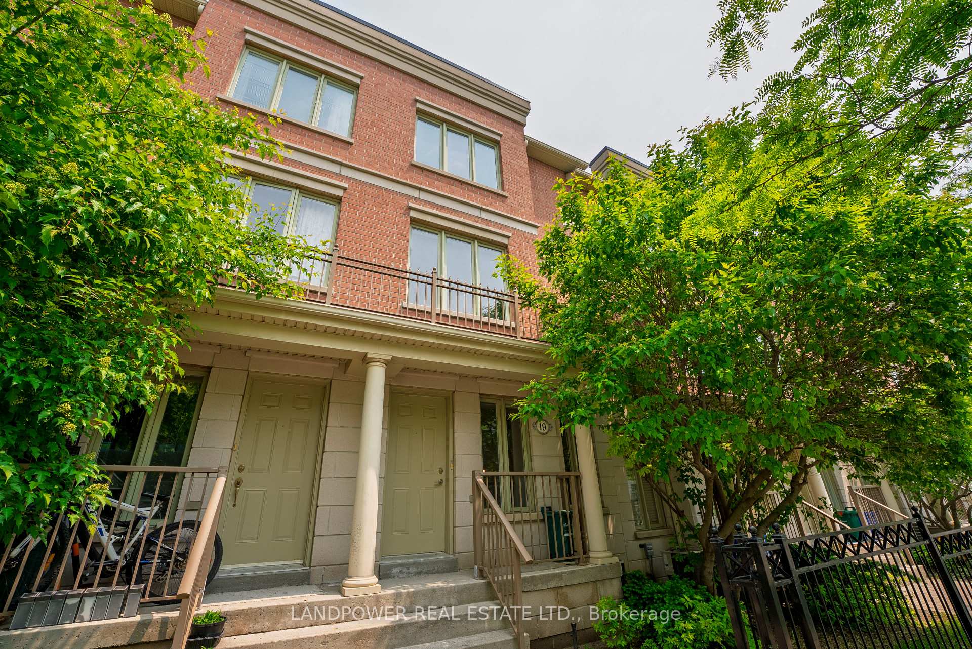 Photo 3 of 19 Saddlecreek Drive, Markham, Commerce Valley — HOMEH