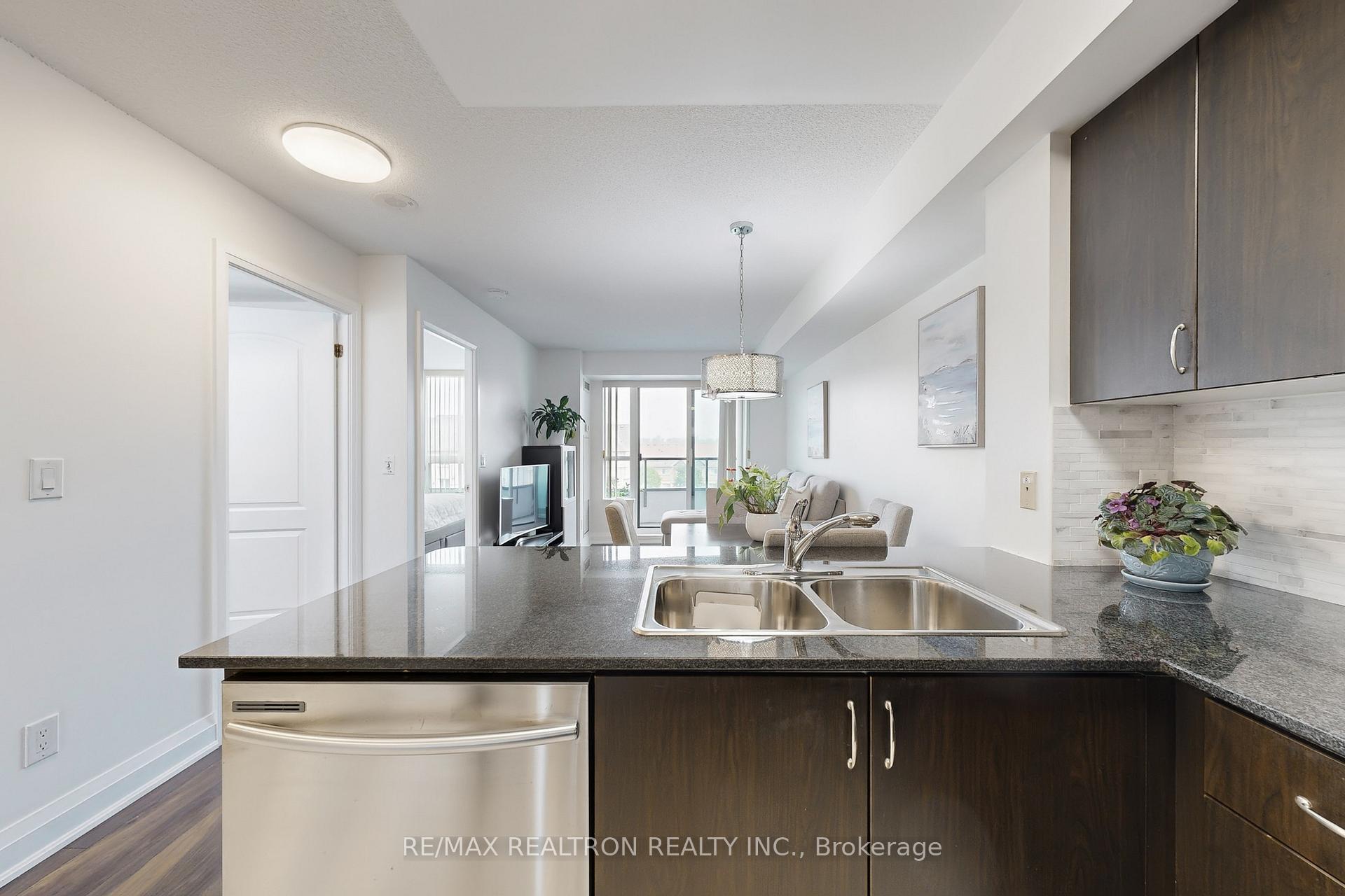 Photo 4 of Unit 321, 20 North Park Road, Vaughan, Beverley Glen — HOMEH