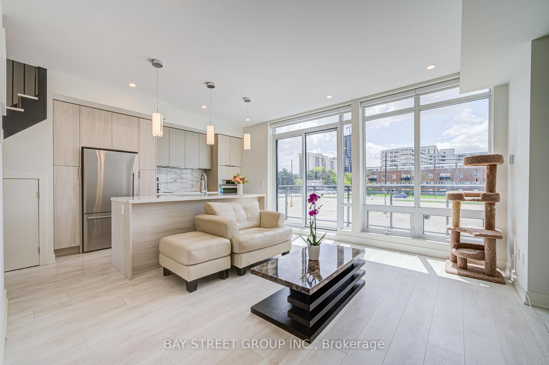 Photo 4 of 27 Sonic Way, Toronto, Flemingdon Park — HOMEH