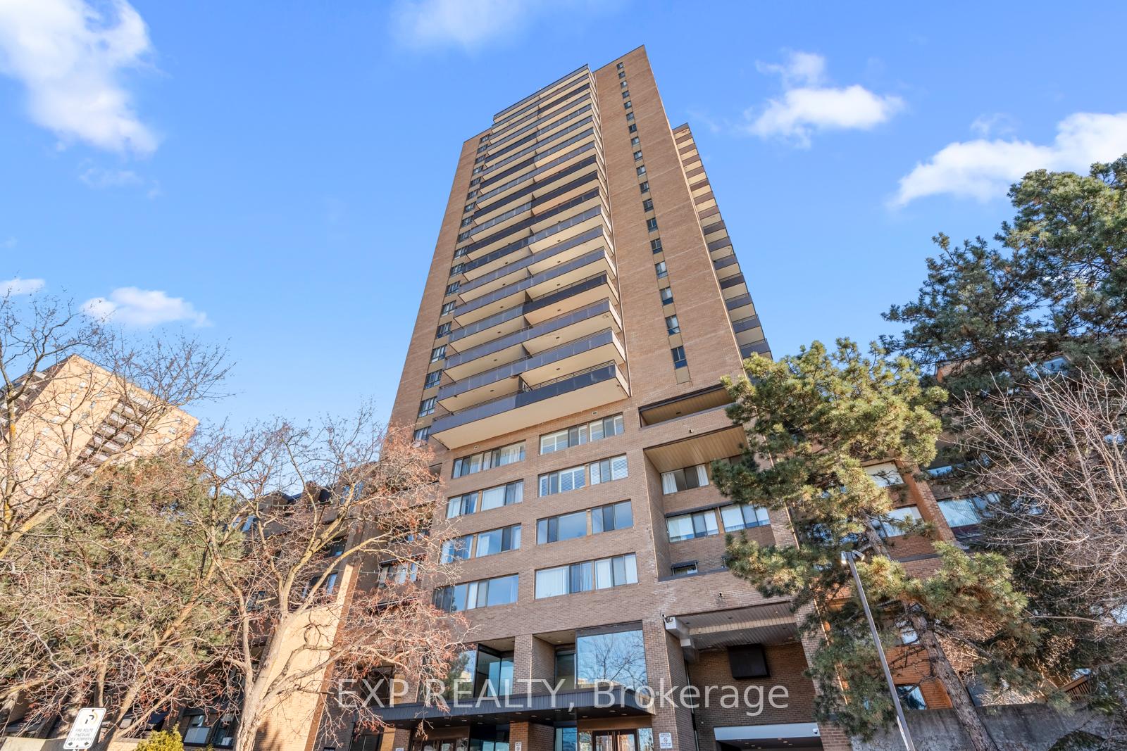 Front of Unit 633, 515 St Laurent Boulevard