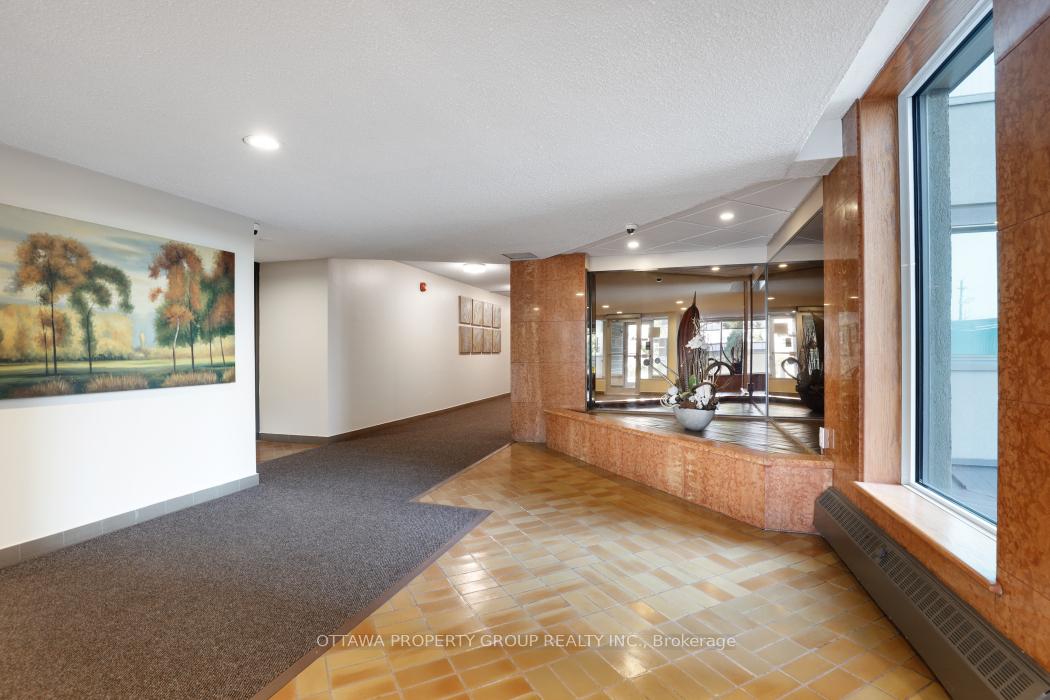 Photo 4 of Unit 913, 555 Brittany Drive, Ottawa, Viscount Alexander Park — HOMEH