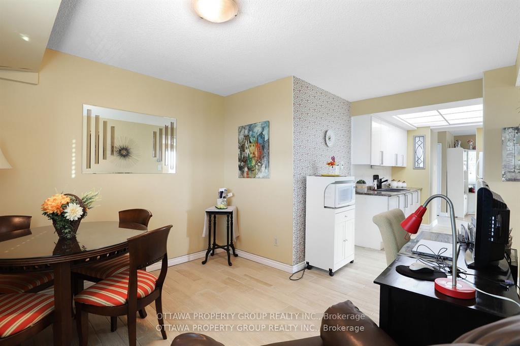 Photo 10 of Unit 913, 555 Brittany Drive, Ottawa, Viscount Alexander Park — HOMEH