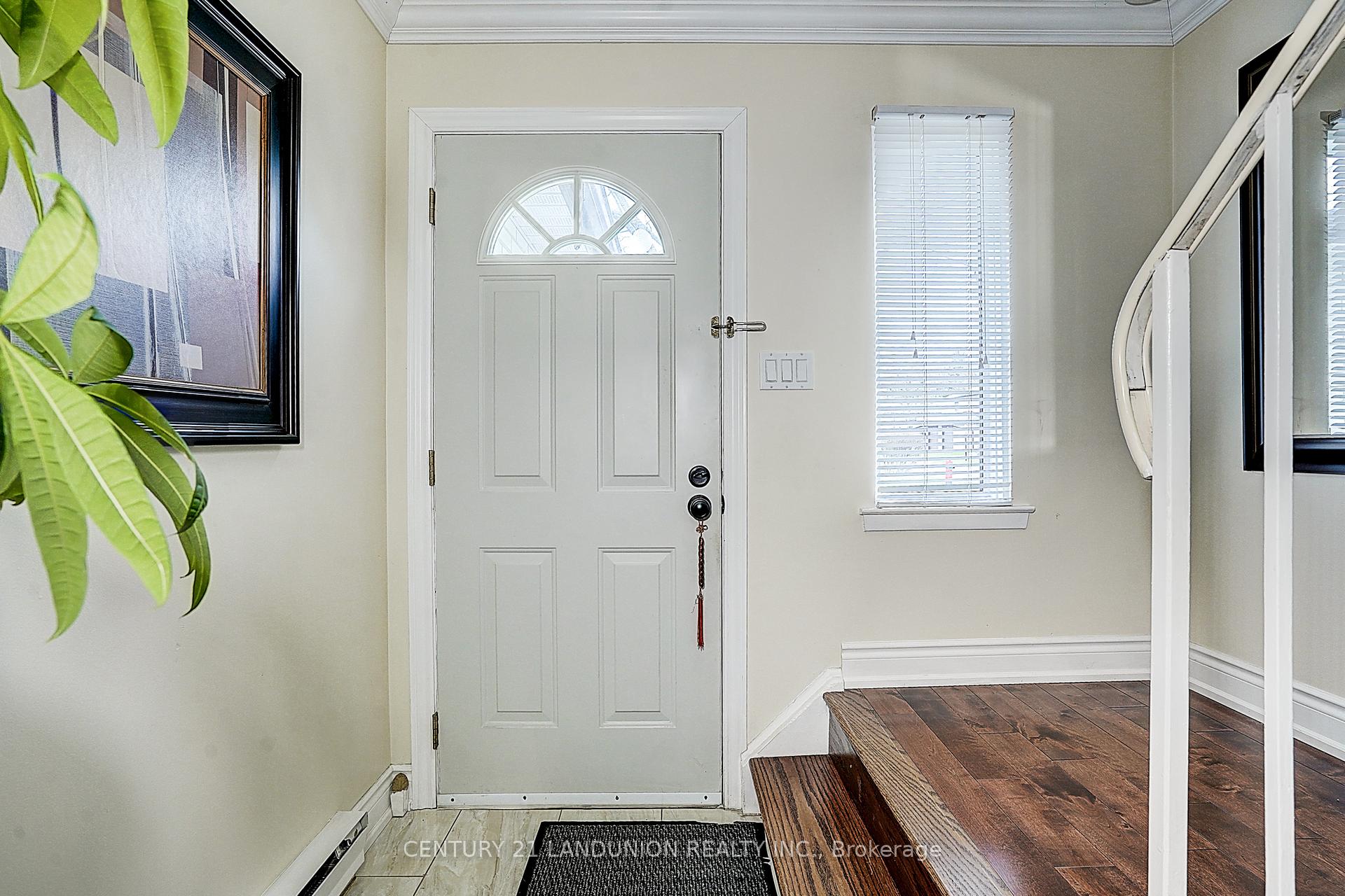 Photo 2 of 20 Niles Way S, Markham, Aileen-Willowbrook — HOMEH