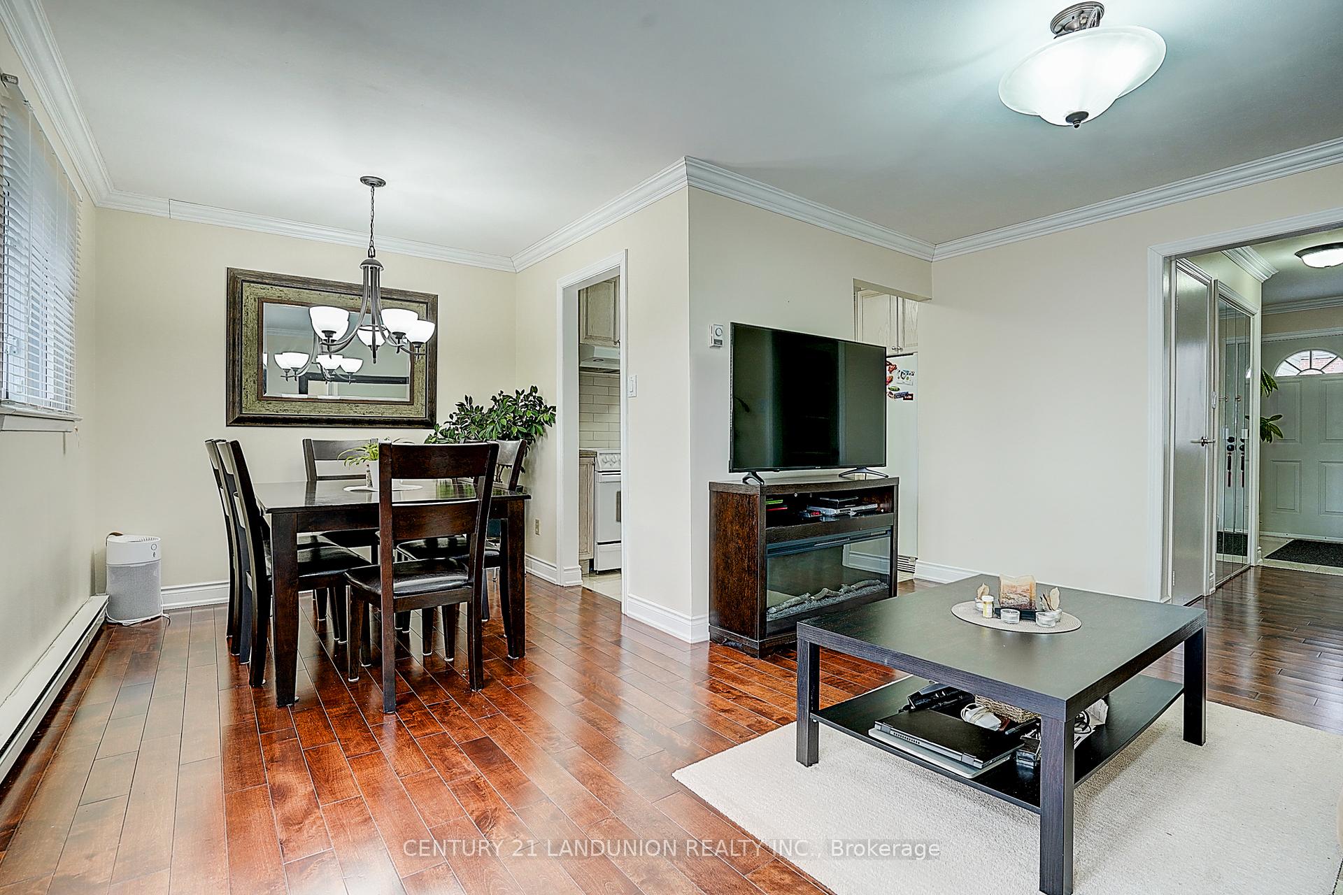 Photo 5 of 20 Niles Way S, Markham, Aileen-Willowbrook — HOMEH