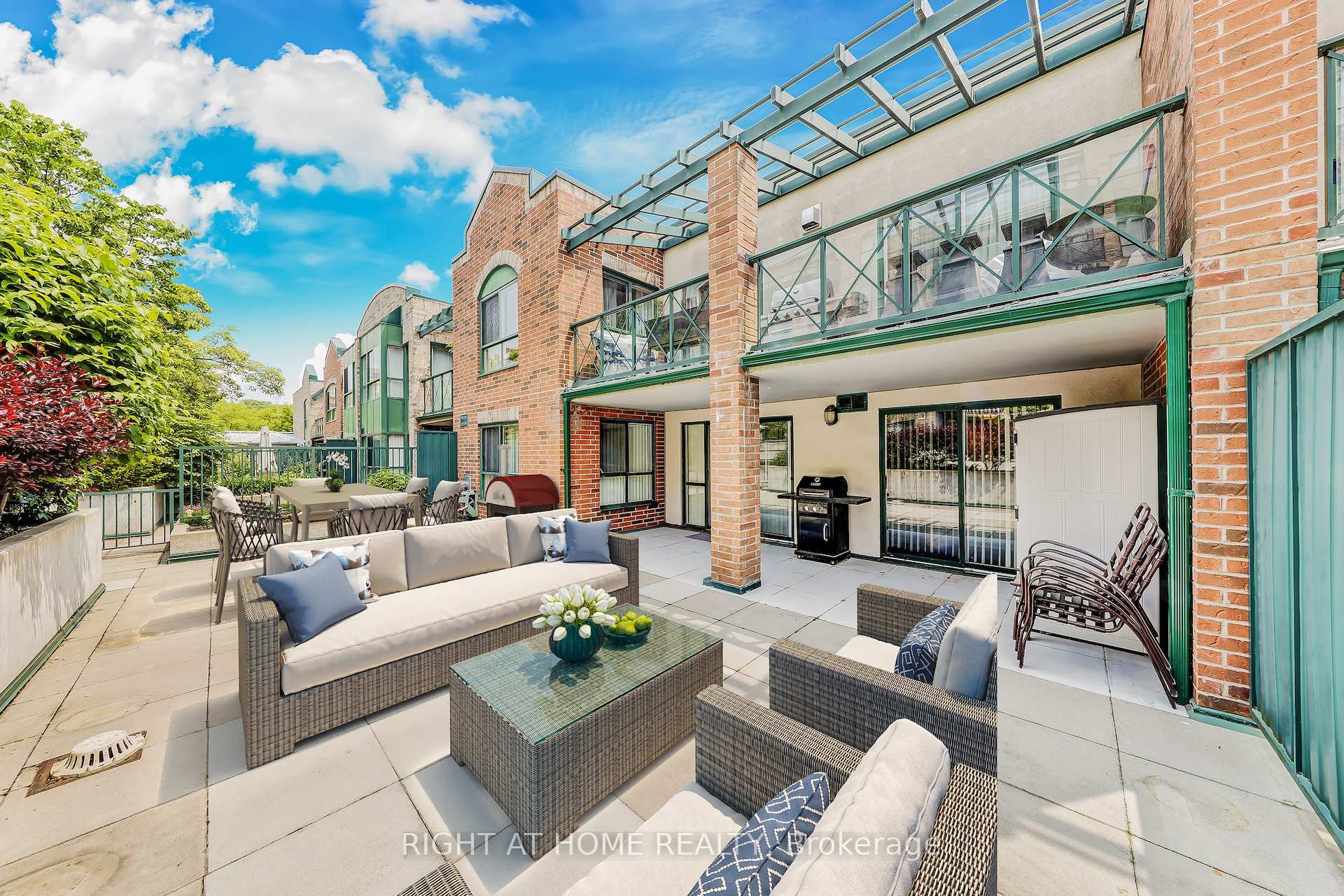 Front of Unit 221, 121 Woodbridge Avenue N