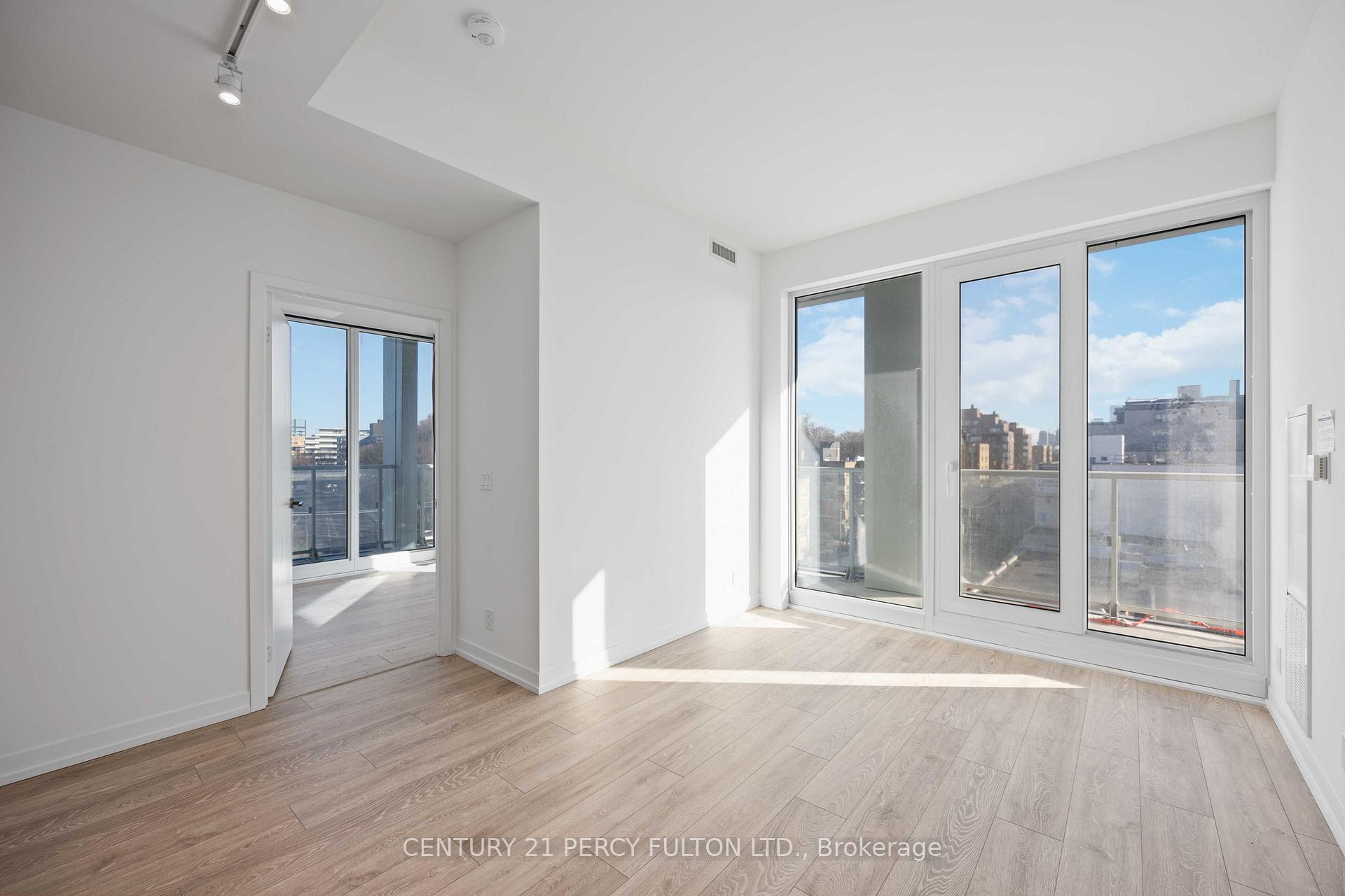 Front of Unit 827, 2020 Bathurst Street