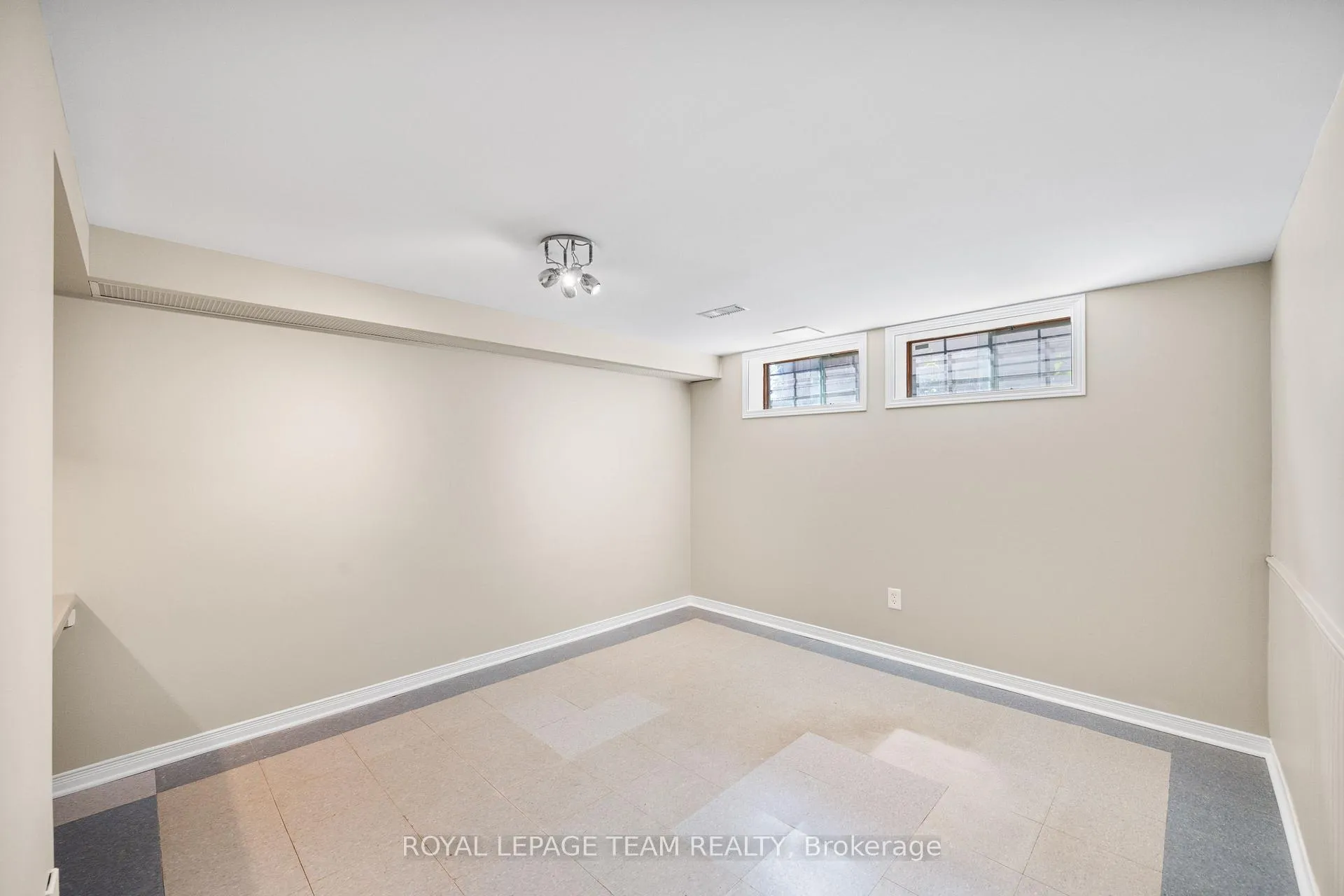 Photo 34 of 3 Millbrook Crescent, Ottawa, City View/Skyline/Fisher Heights/Parkwood Hills — HOMEH