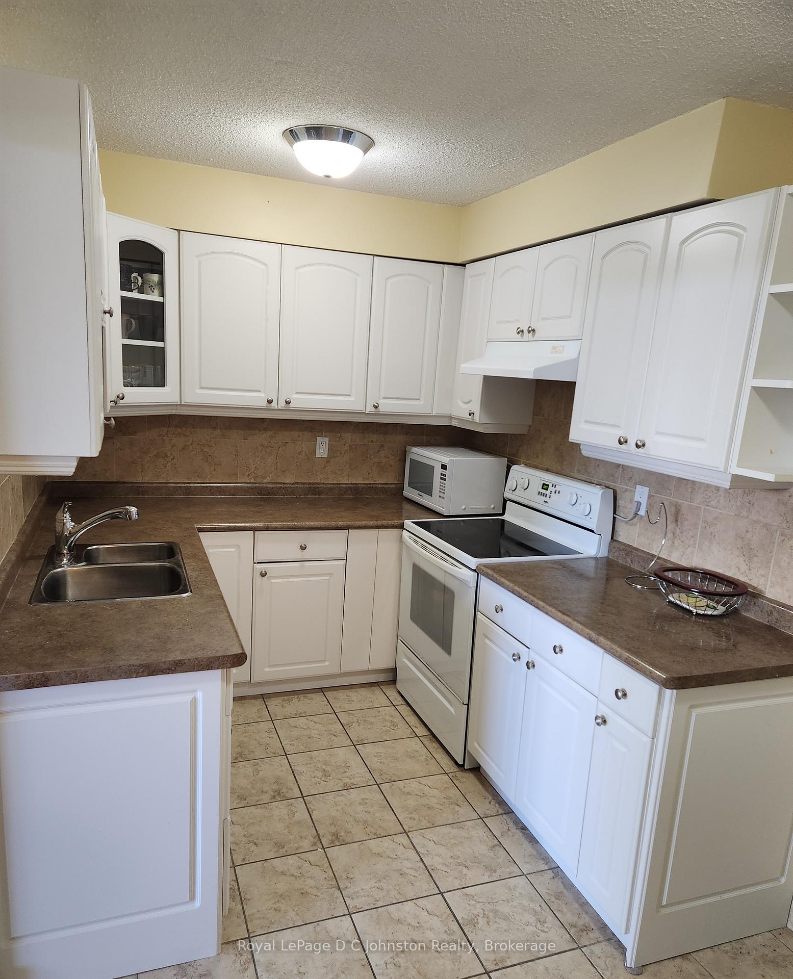 Photo 2 of Unit 806, 225 Harvard Place, Waterloo — HOMEH