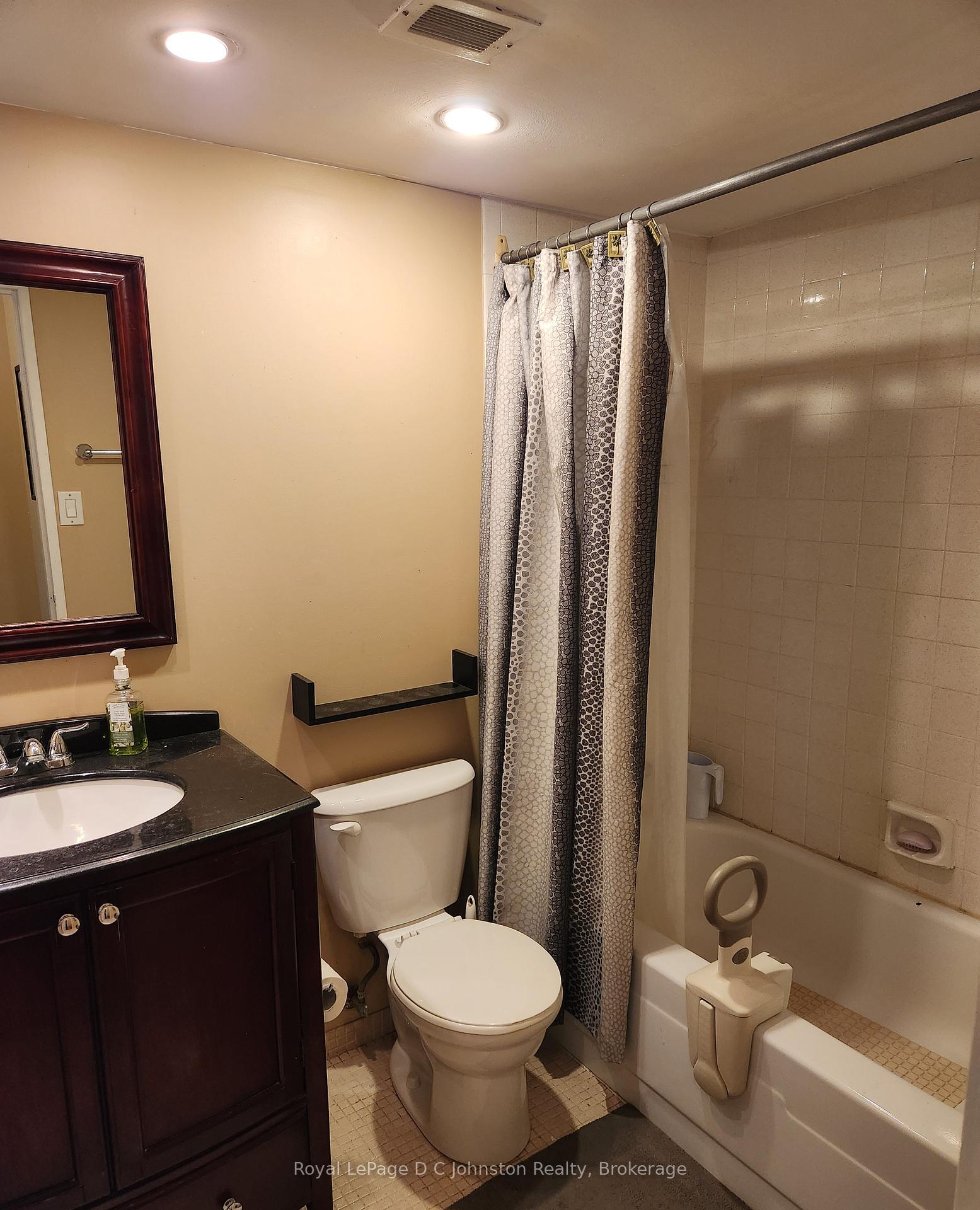 Photo 15 of Unit 806, 225 Harvard Place, Waterloo — HOMEH
