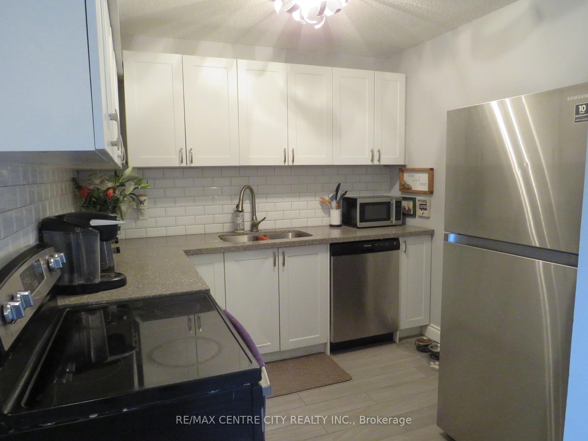 Photo 3 of Unit 402, 15 Jacksway Crescent, London, North G — HOMEH