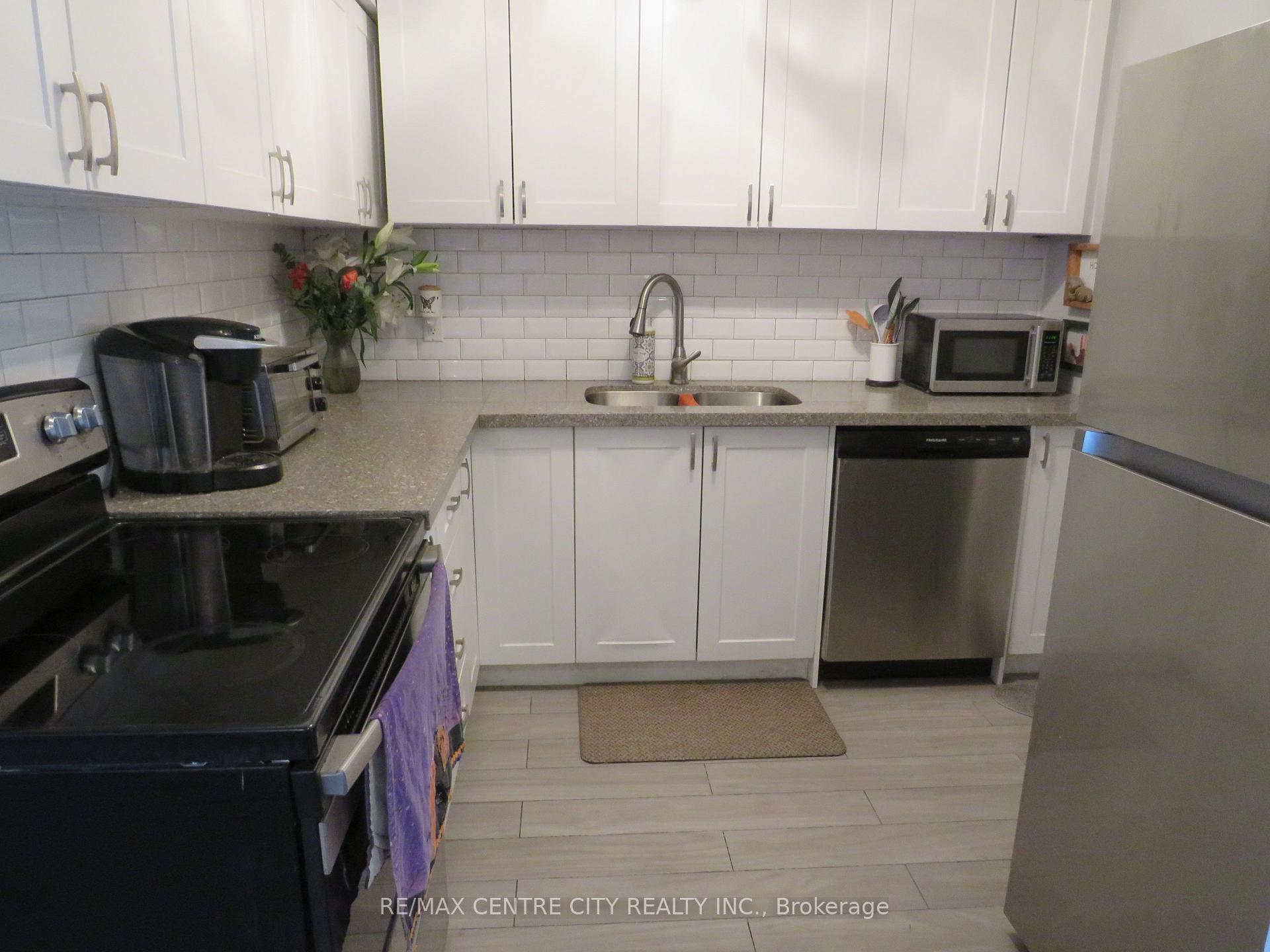 Photo 4 of Unit 402, 15 Jacksway Crescent, London, North G — HOMEH