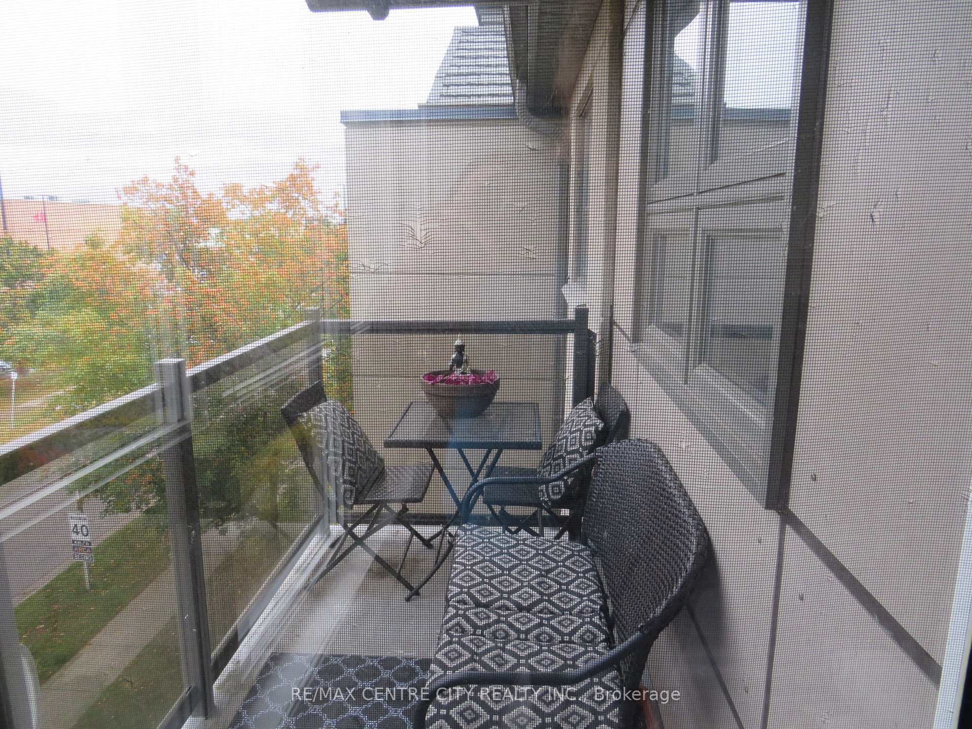 Photo 6 of Unit 402, 15 Jacksway Crescent, London, North G — HOMEH