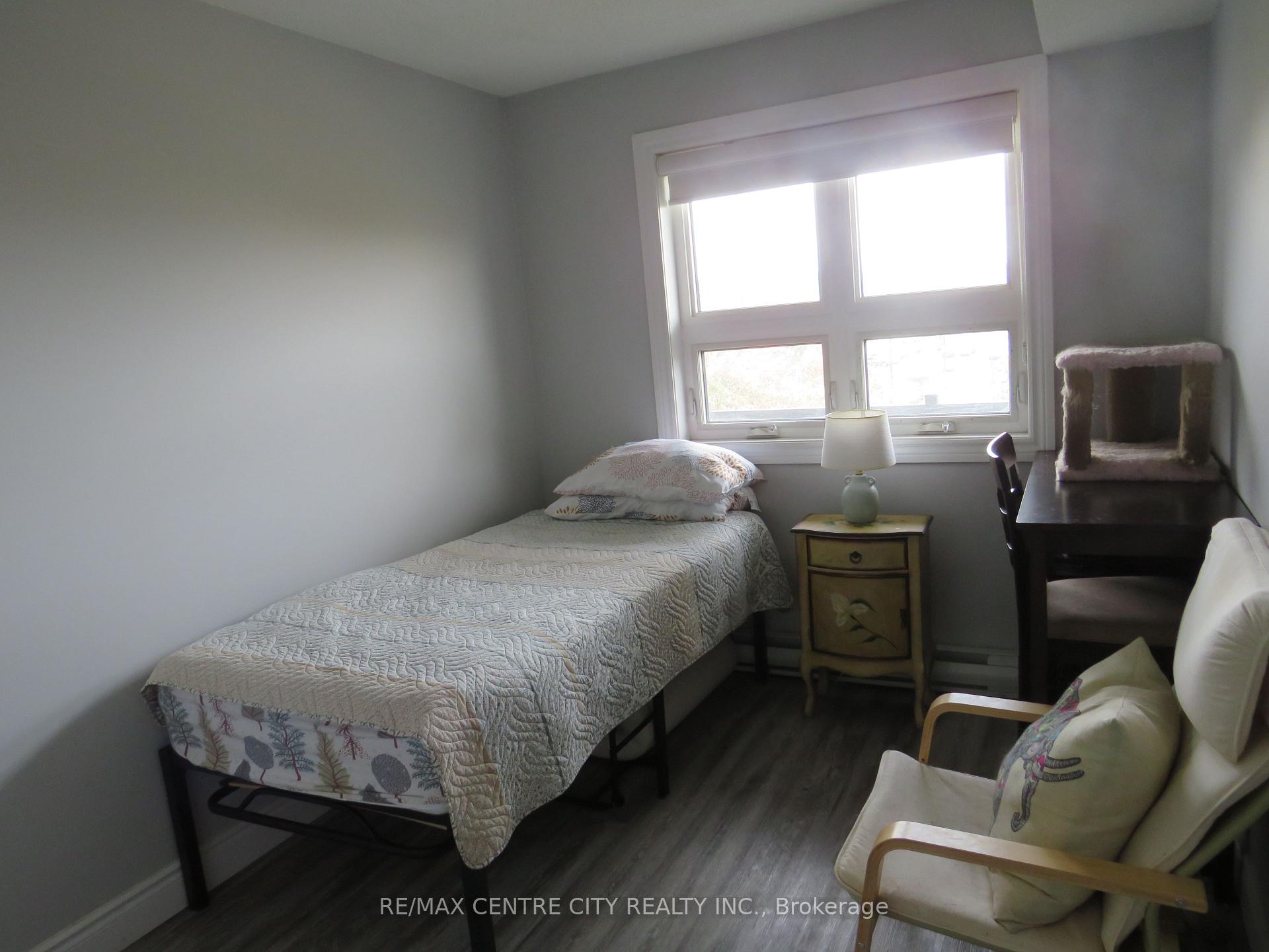 Photo 10 of Unit 402, 15 Jacksway Crescent, London, North G — HOMEH