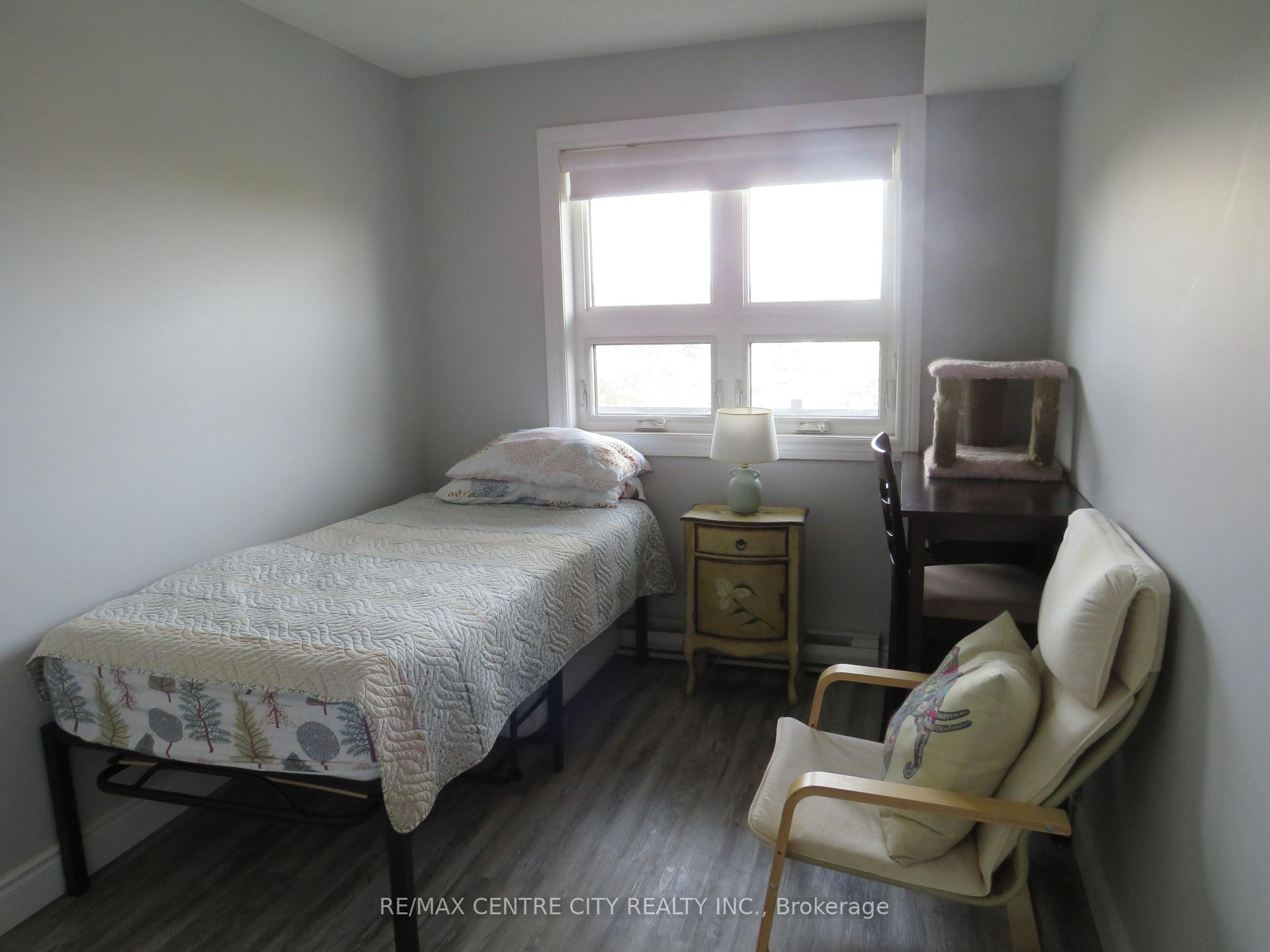 Photo 13 of Unit 402, 15 Jacksway Crescent, London, North G — HOMEH