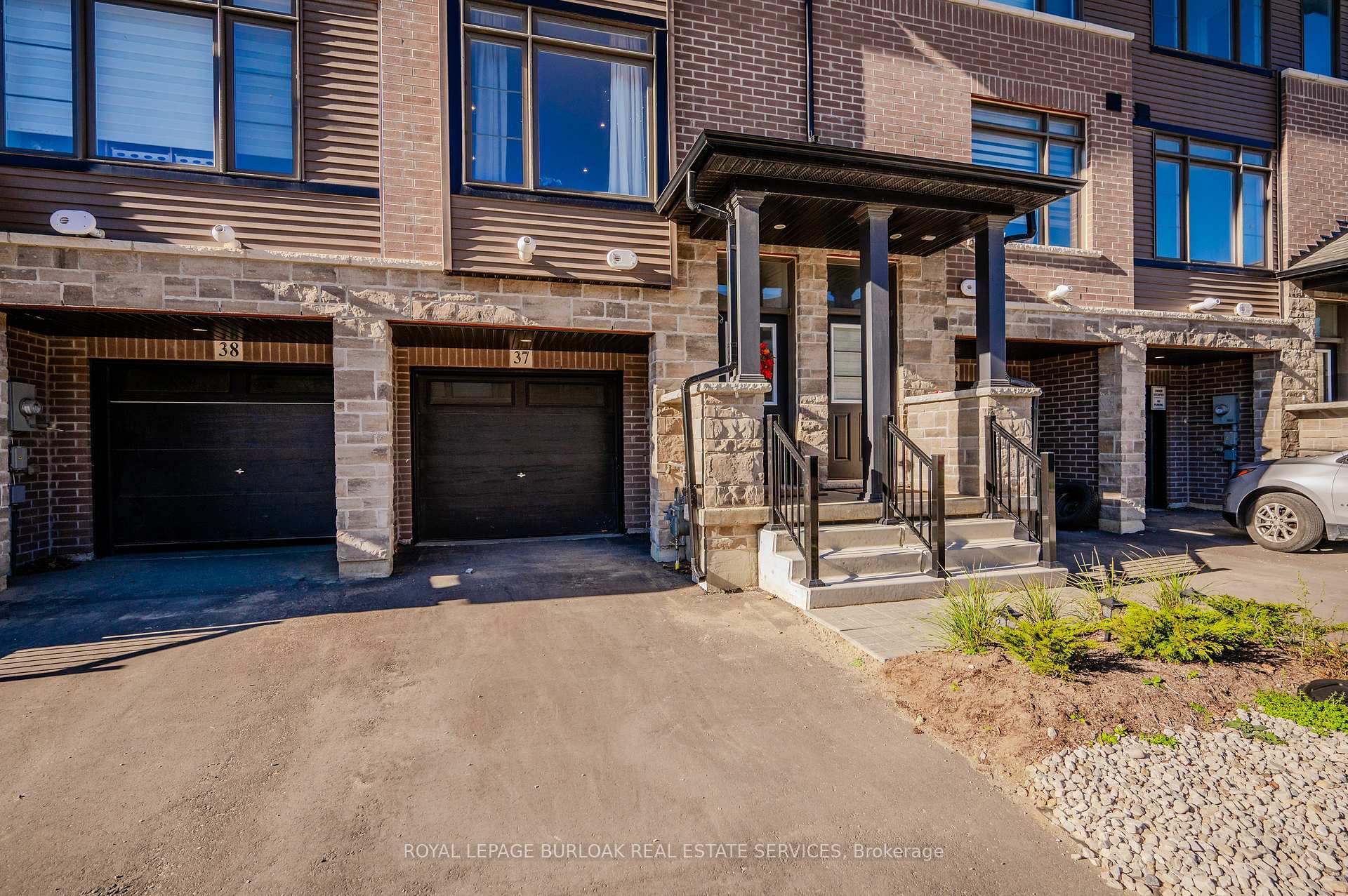 Photo 2 of Unit 37, 120 Court Drive, Brant, Paris — HOMEH
