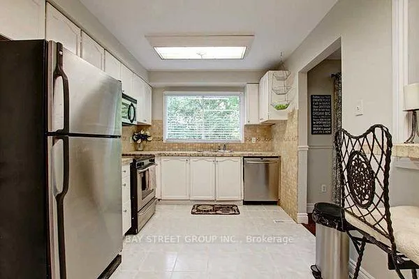 Photo 5 of 10 Blenheim Drive, Brampton, Heart Lake East — HOMEH