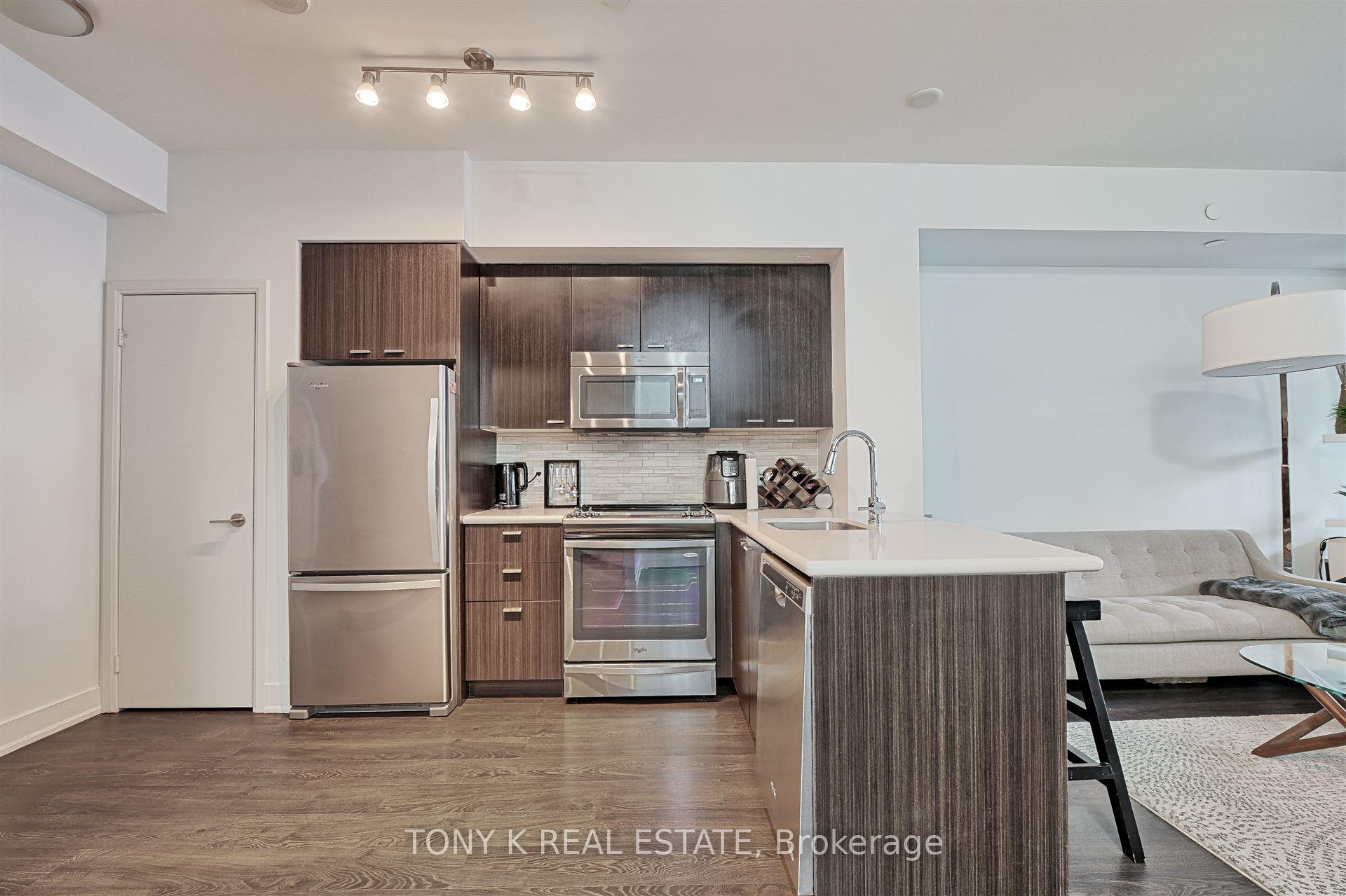 Photo 3 of Unit 609, 30 Roehampton Avenue, Toronto, Mount Pleasant West — HOMEH