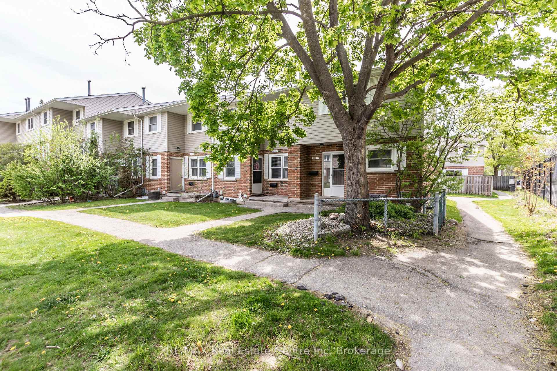 Photo 3 of Unit 9, 440 Pioneer Drive, Kitchener — HOMEH