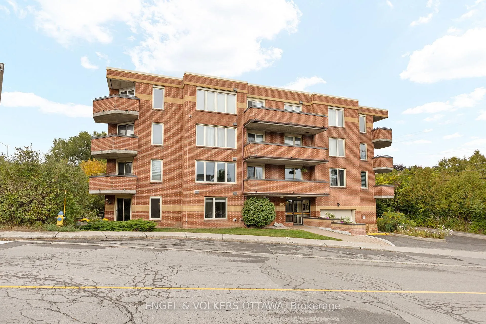Front of Unit 101, 800 Mckellar Avenue