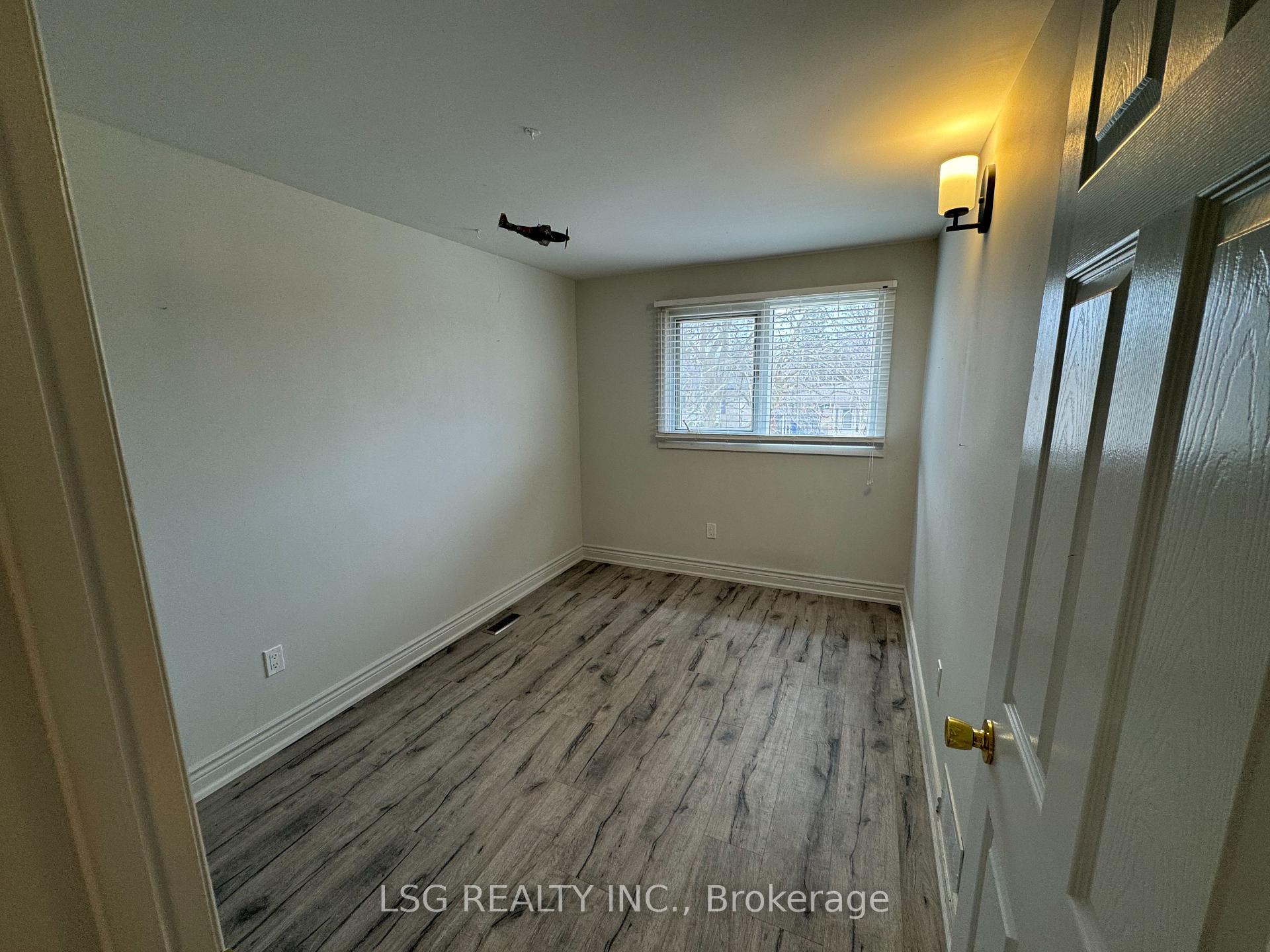 Photo 15 of 46 Devins Drive, Aurora, Aurora Heights — HOMEH