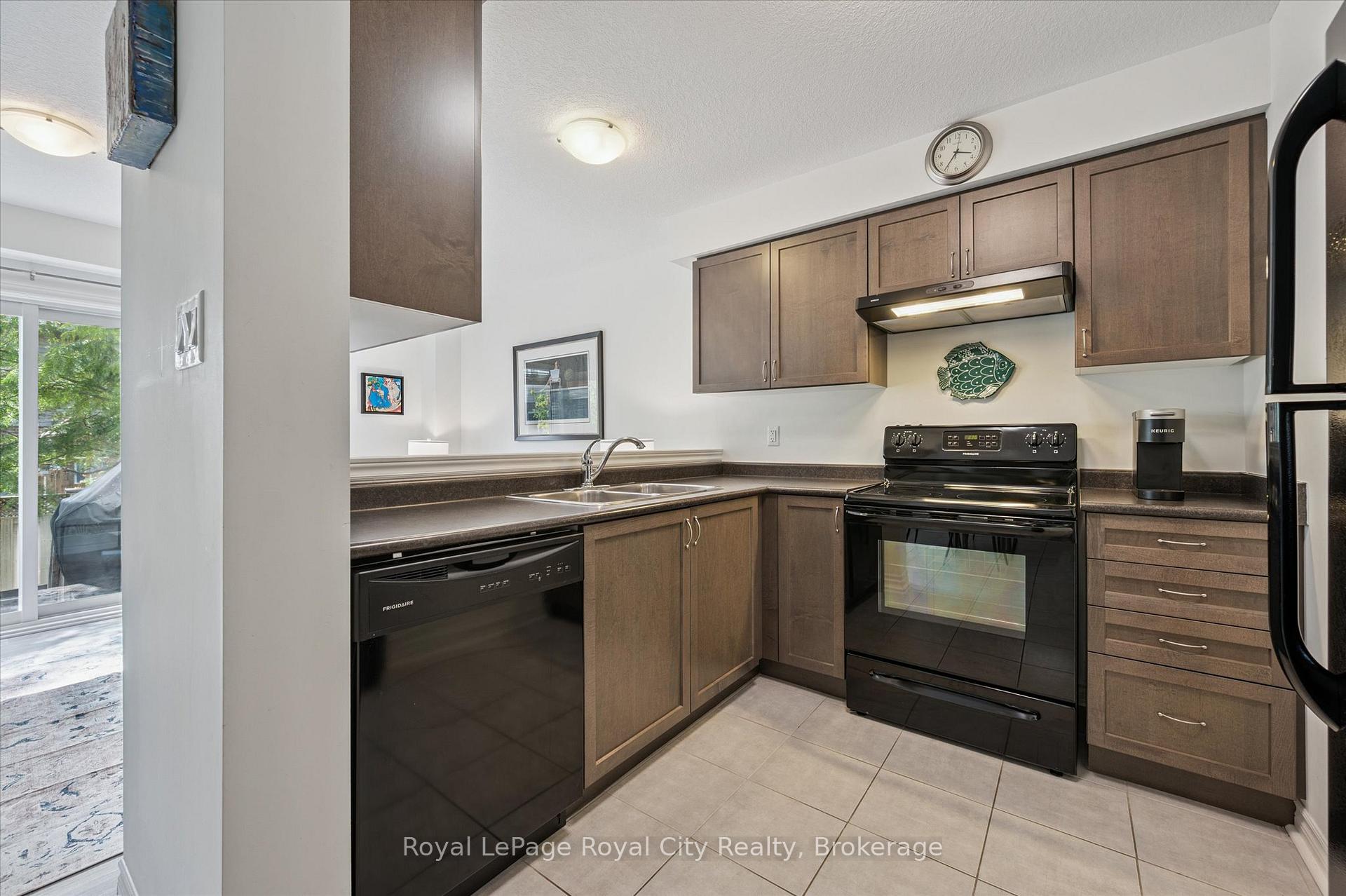 Photo 10 of 51 Oldfield Drive, Guelph, Pineridge/Westminster Woods — HOMEH