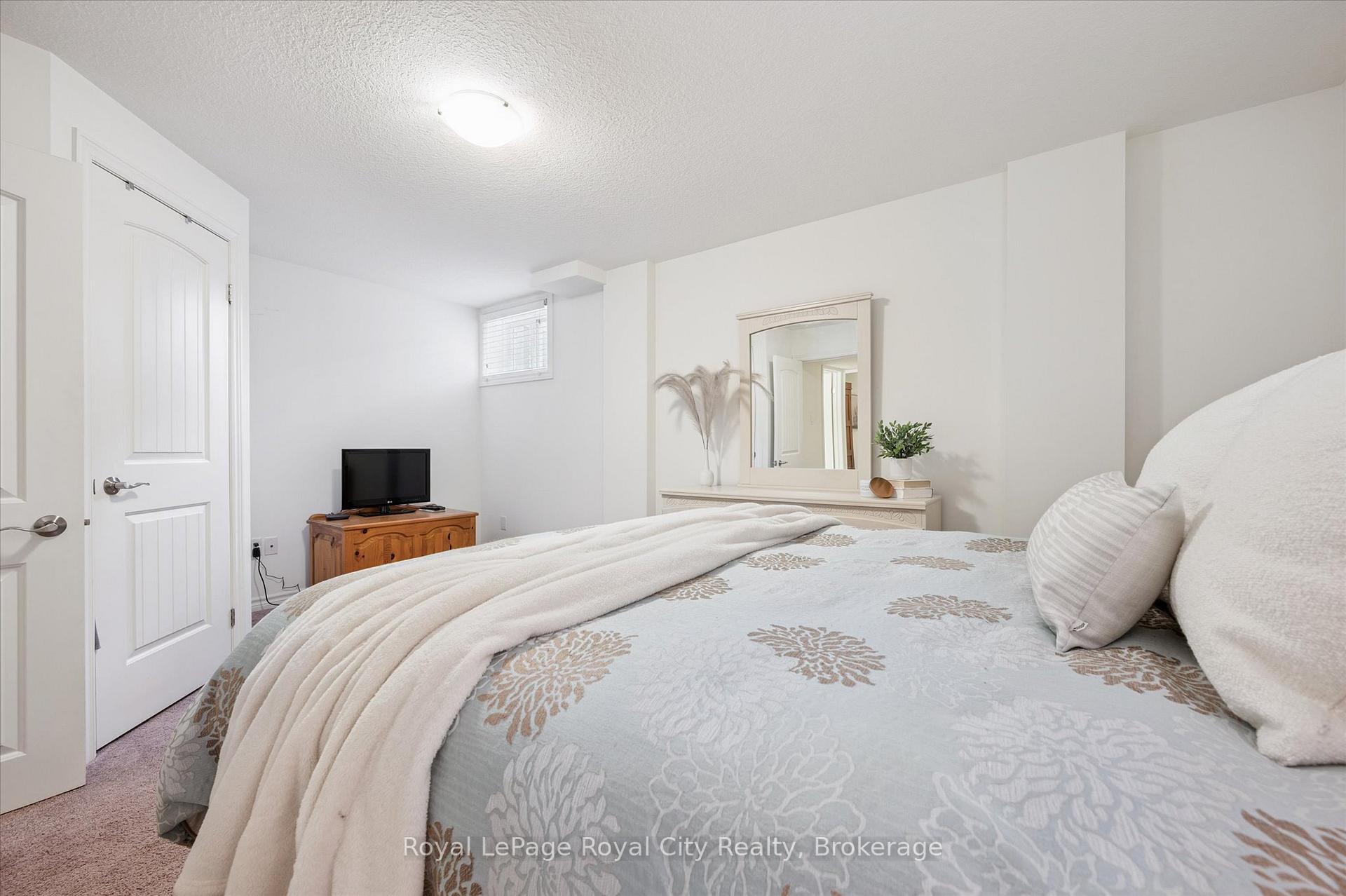 Photo 33 of 51 Oldfield Drive, Guelph, Pineridge/Westminster Woods — HOMEH