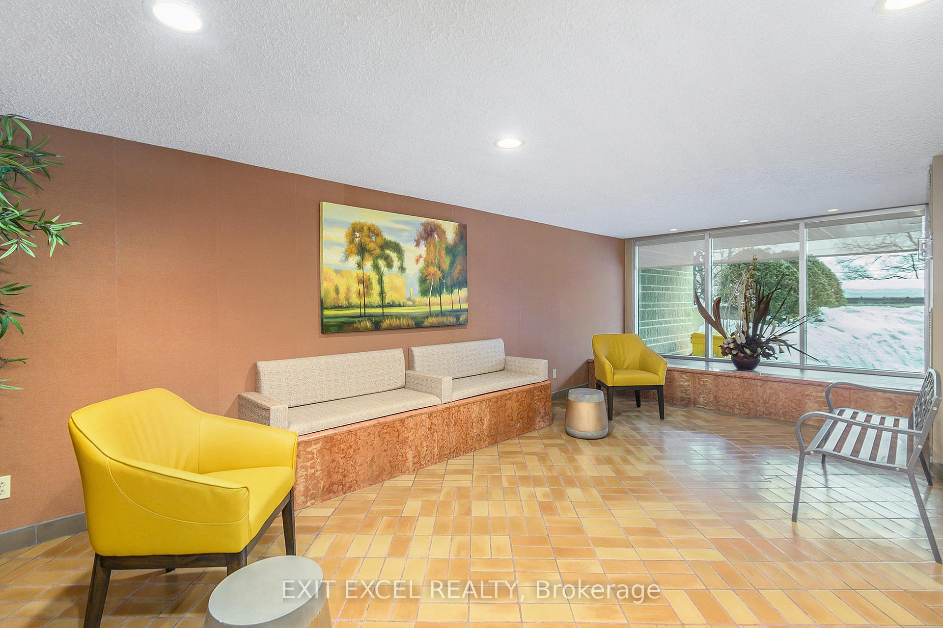 Photo 3 of Unit 312, 555 Brittany Drive, Ottawa, Viscount Alexander Park — HOMEH