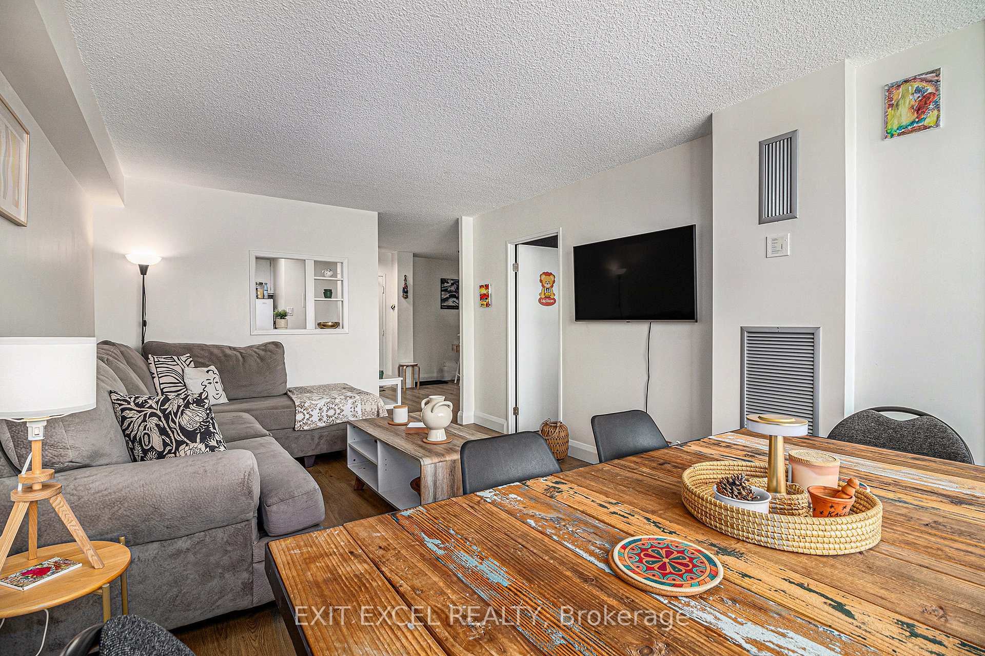 Photo 4 of Unit 312, 555 Brittany Drive, Ottawa, Viscount Alexander Park — HOMEH