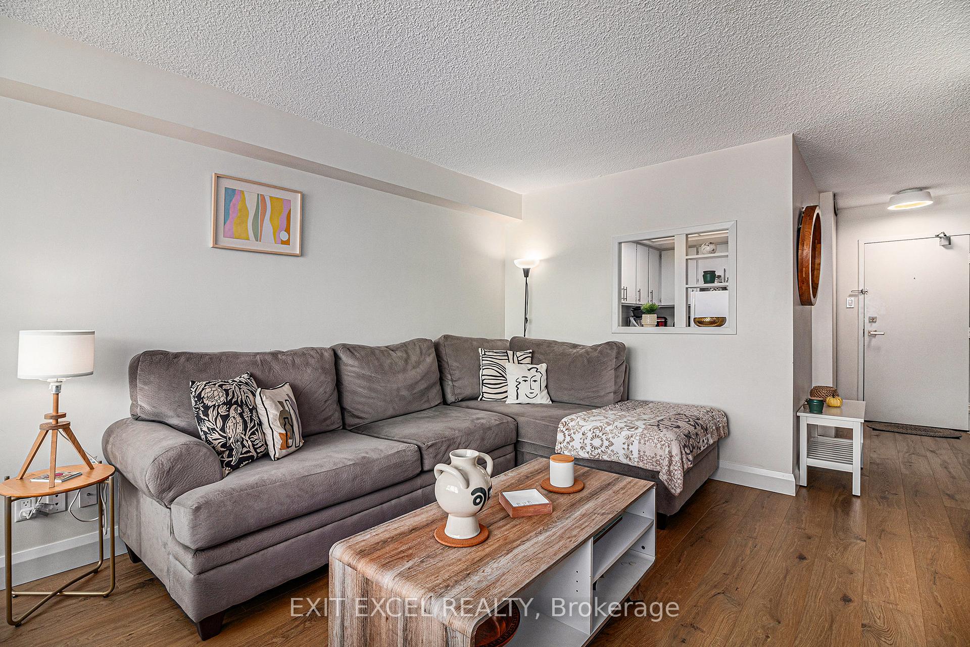 Photo 6 of Unit 312, 555 Brittany Drive, Ottawa, Viscount Alexander Park — HOMEH