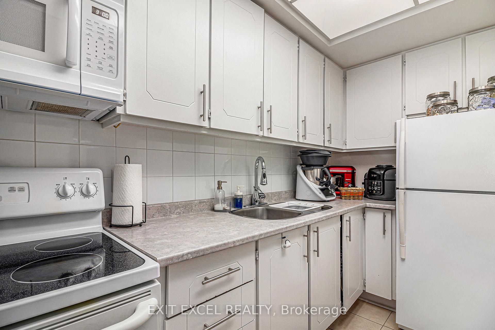 Photo 12 of Unit 312, 555 Brittany Drive, Ottawa, Viscount Alexander Park — HOMEH