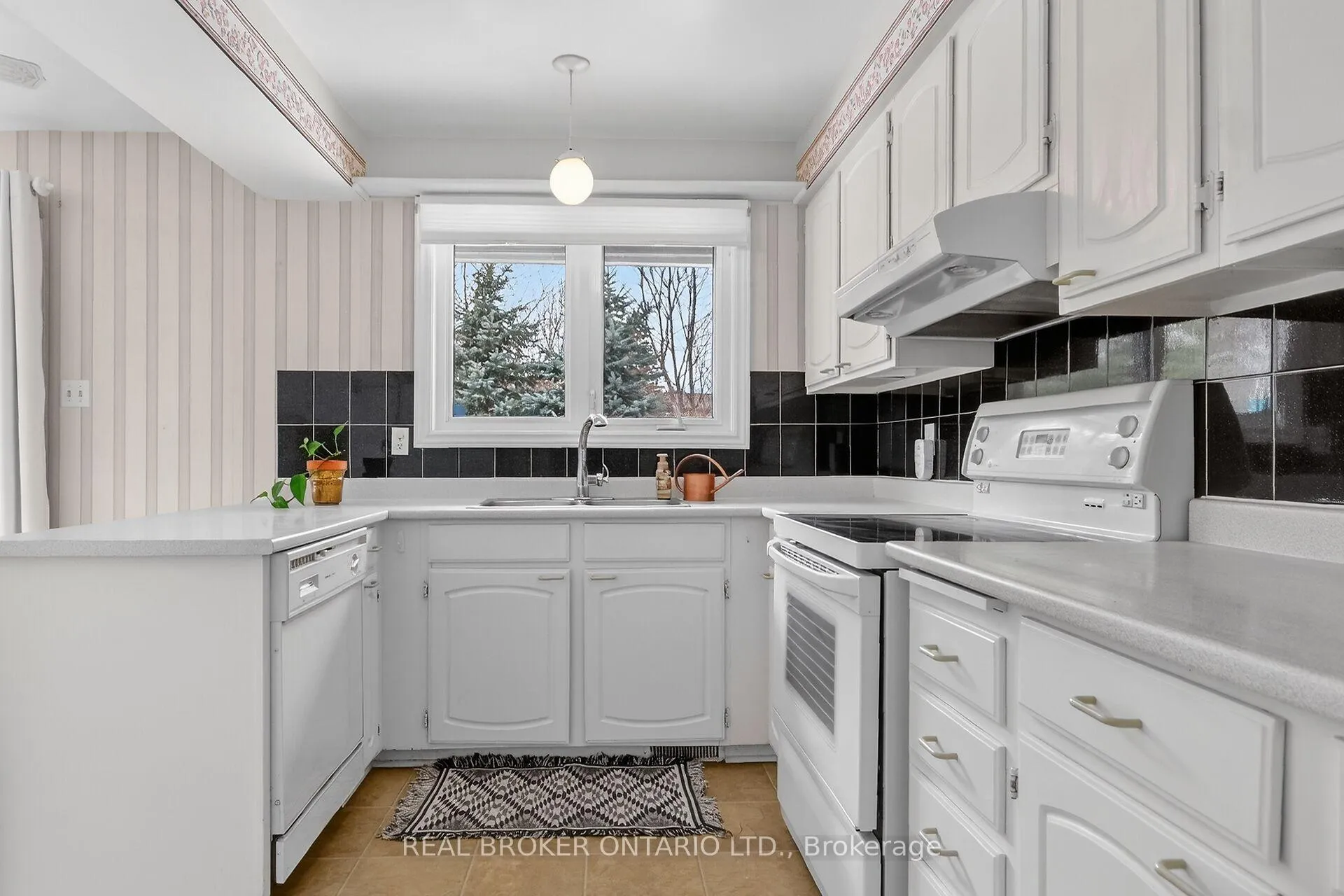 Photo 10 of 10 Amundsen Crescent, Ottawa, Kanata - Katimavik — HOMEH