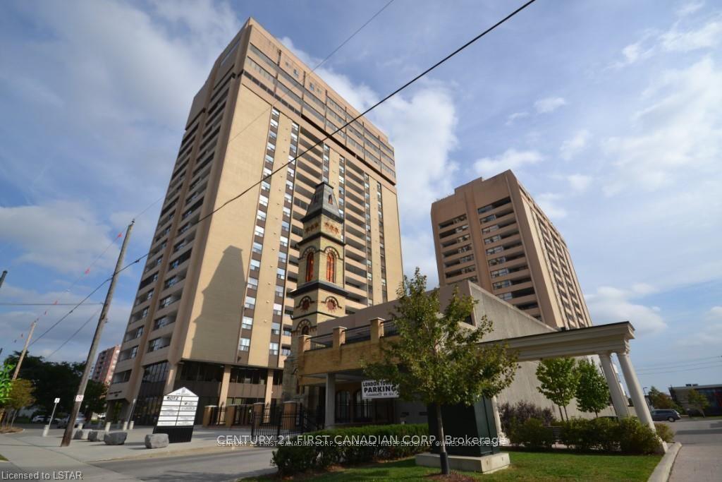 Front of Unit 504, 389 Dundas Street