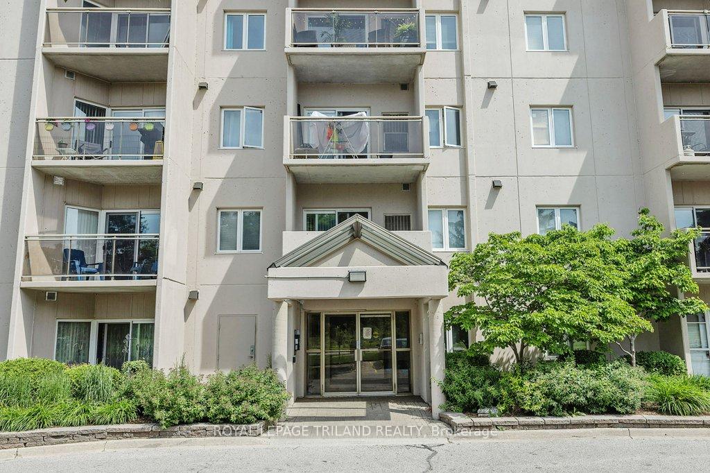 Photo 3 of Unit 902, 858 Commissioners Road E, London, South H — HOMEH