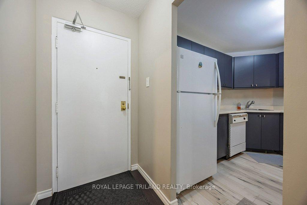 Photo 5 of Unit 902, 858 Commissioners Road E, London, South H — HOMEH