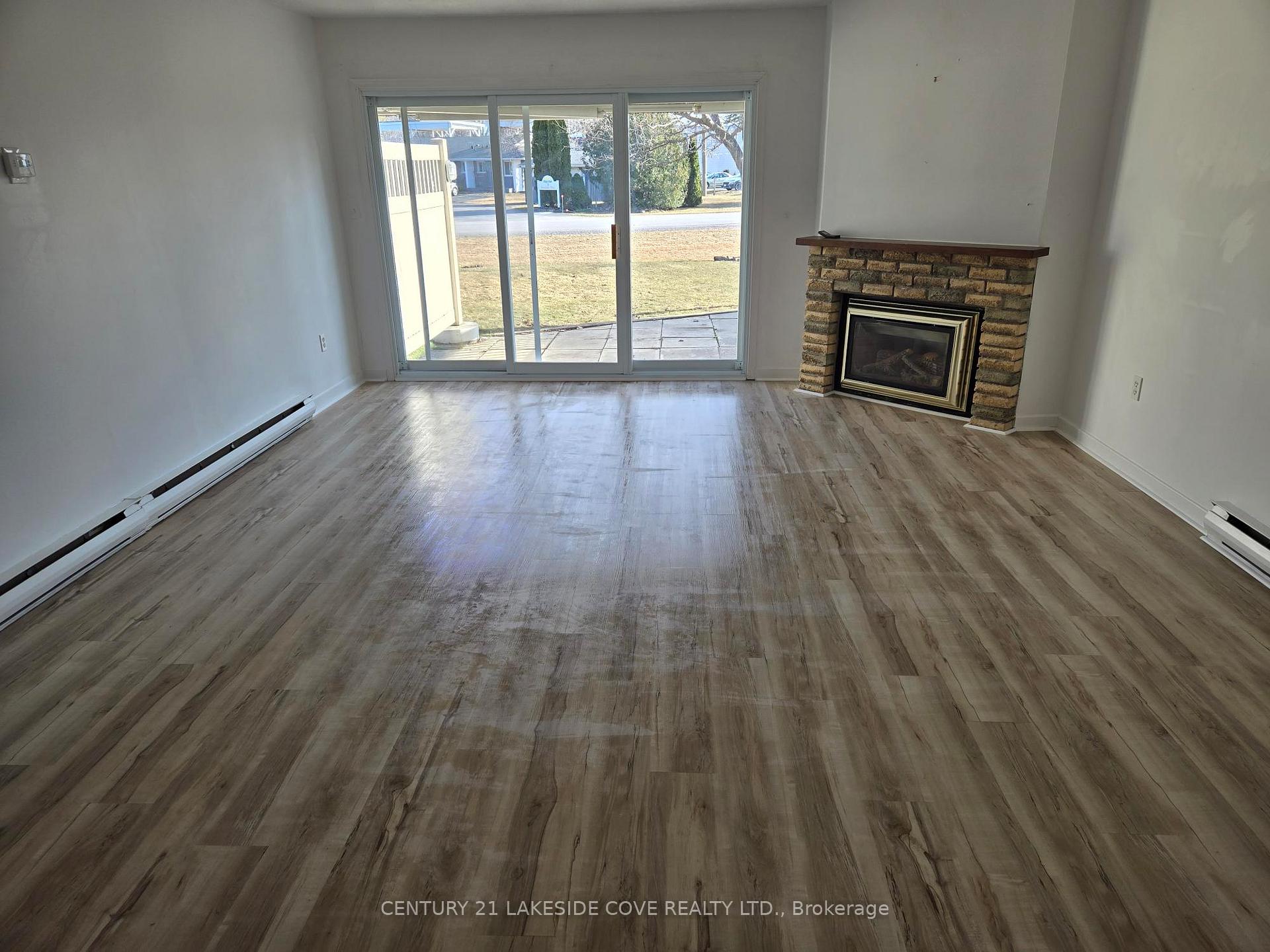 Photo 4 of Unit Unit 5, 4 Paradise Boulevard E, Ramara, Rural Ramara — HOMEH