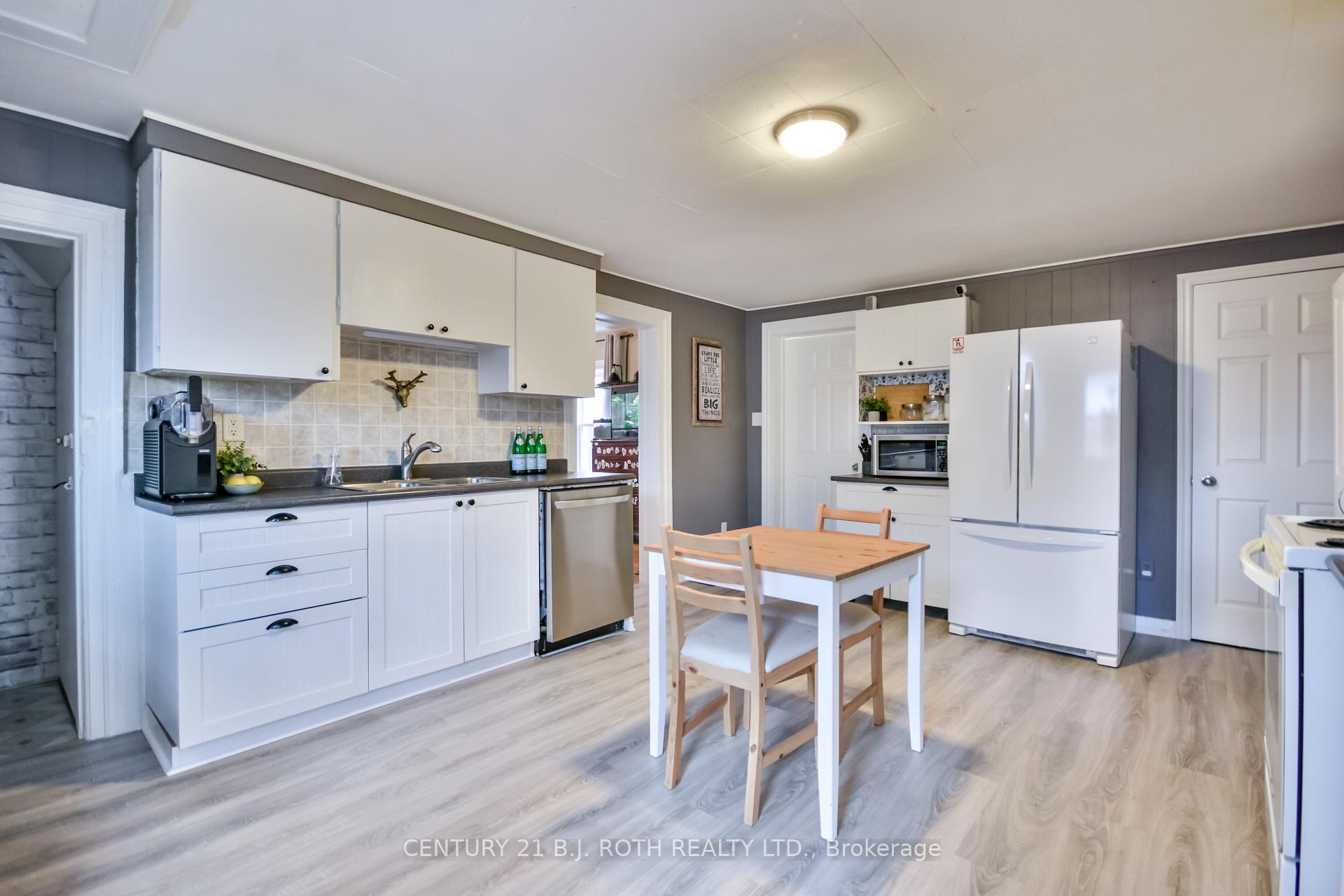 Photo 5 of 86 Henry Street, Barrie, Queen's Park — HOMEH