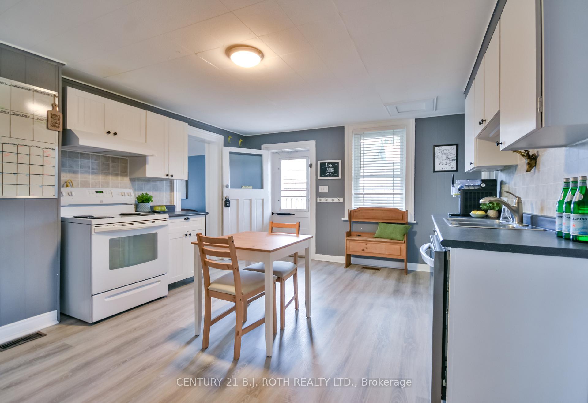 Photo 2 of 86 Henry Street, Barrie, Queen's Park — HOMEH
