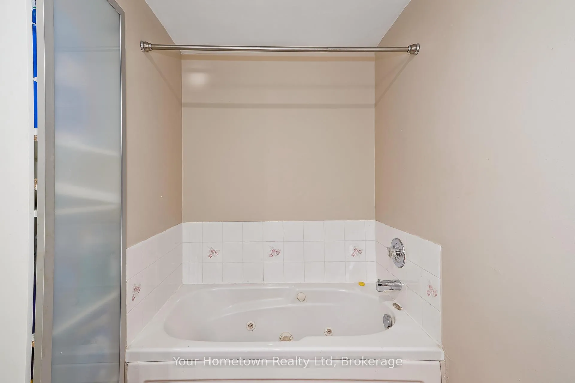 Photo 17 of Unit 9, 10 Mulligan Lane, Wasaga Beach — HOMEH