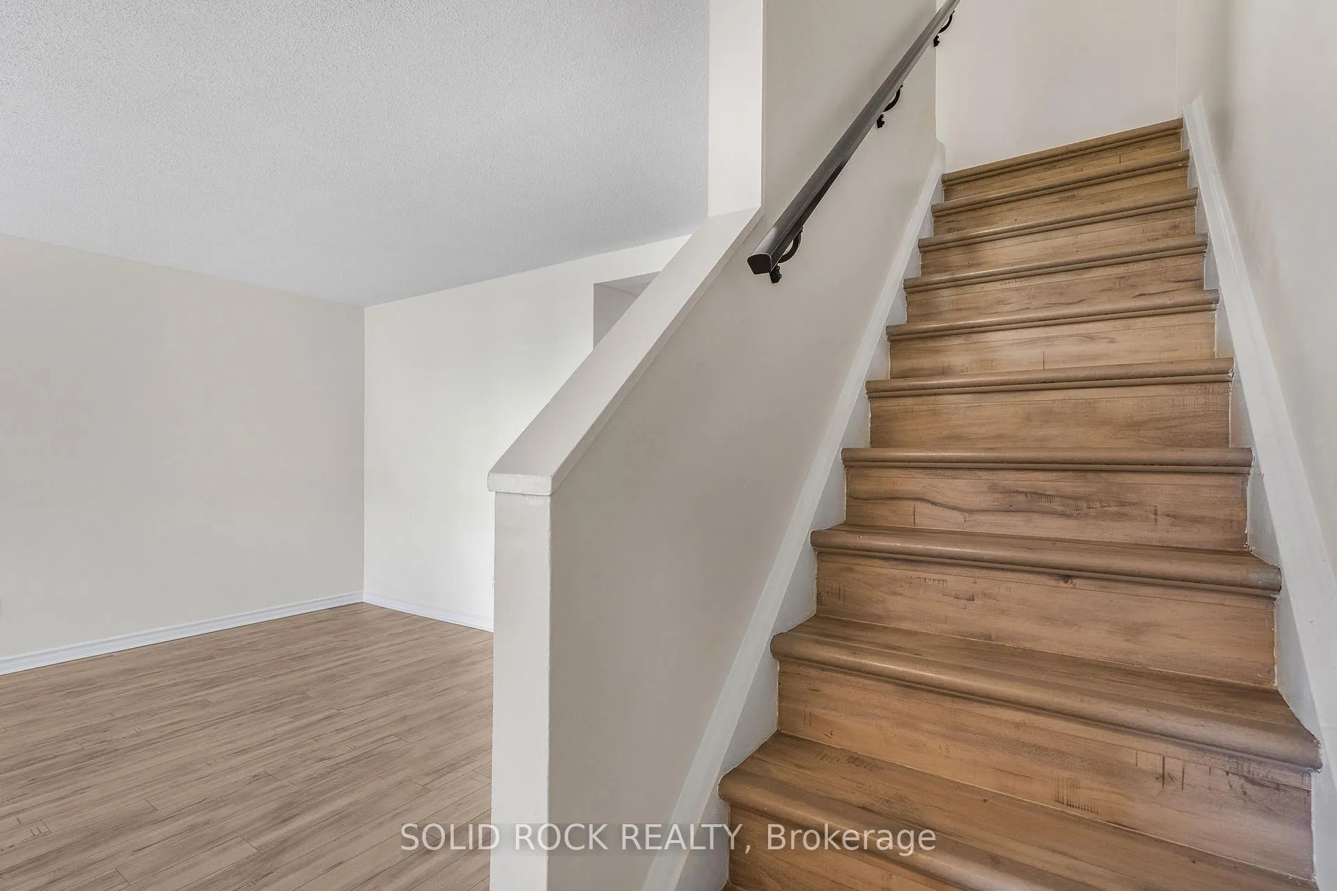 Photo 4 of 1394 Lassiter Terrace, Ottawa, Beaconwood — HOMEH