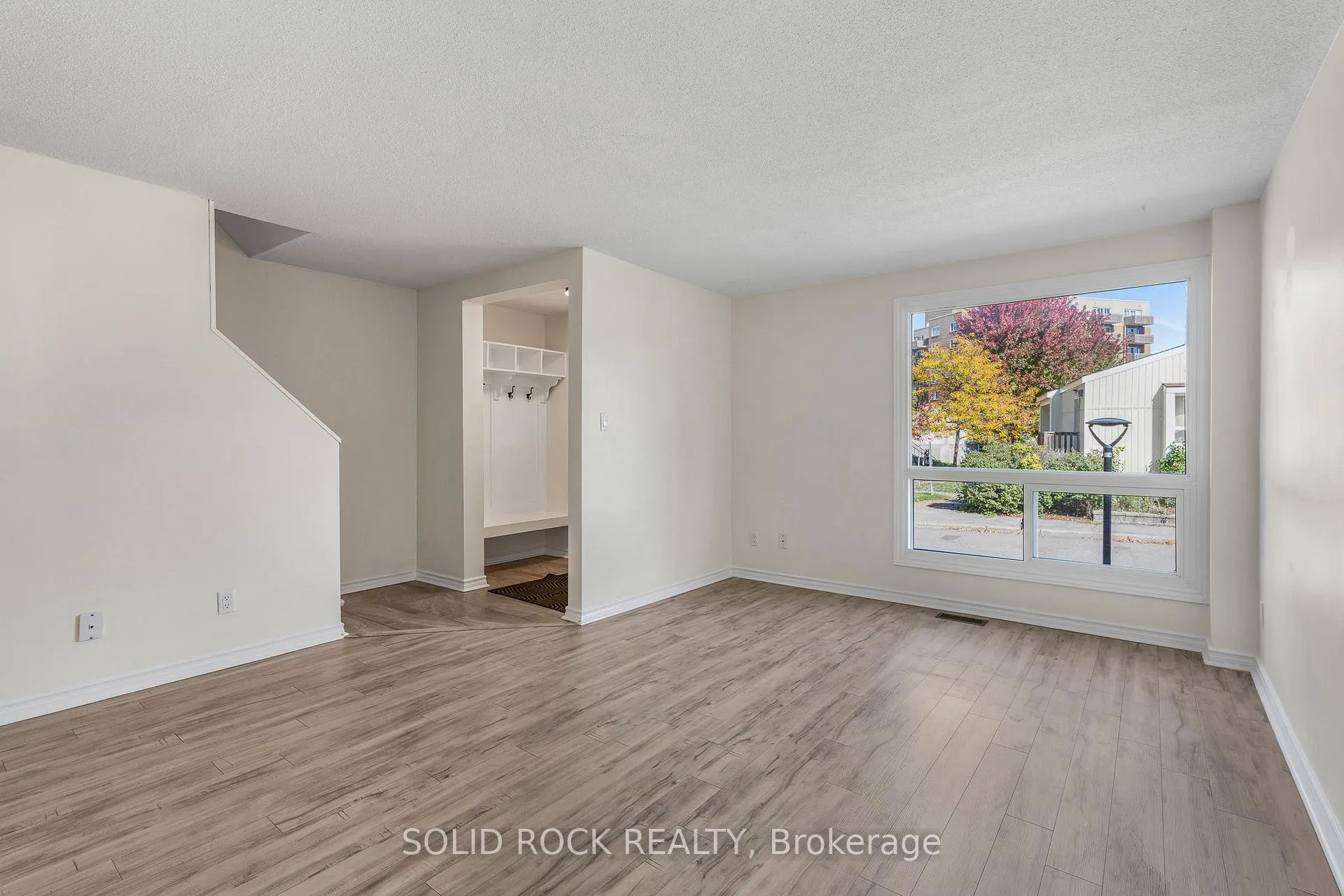 Photo 6 of 1394 Lassiter Terrace, Ottawa, Beaconwood — HOMEH