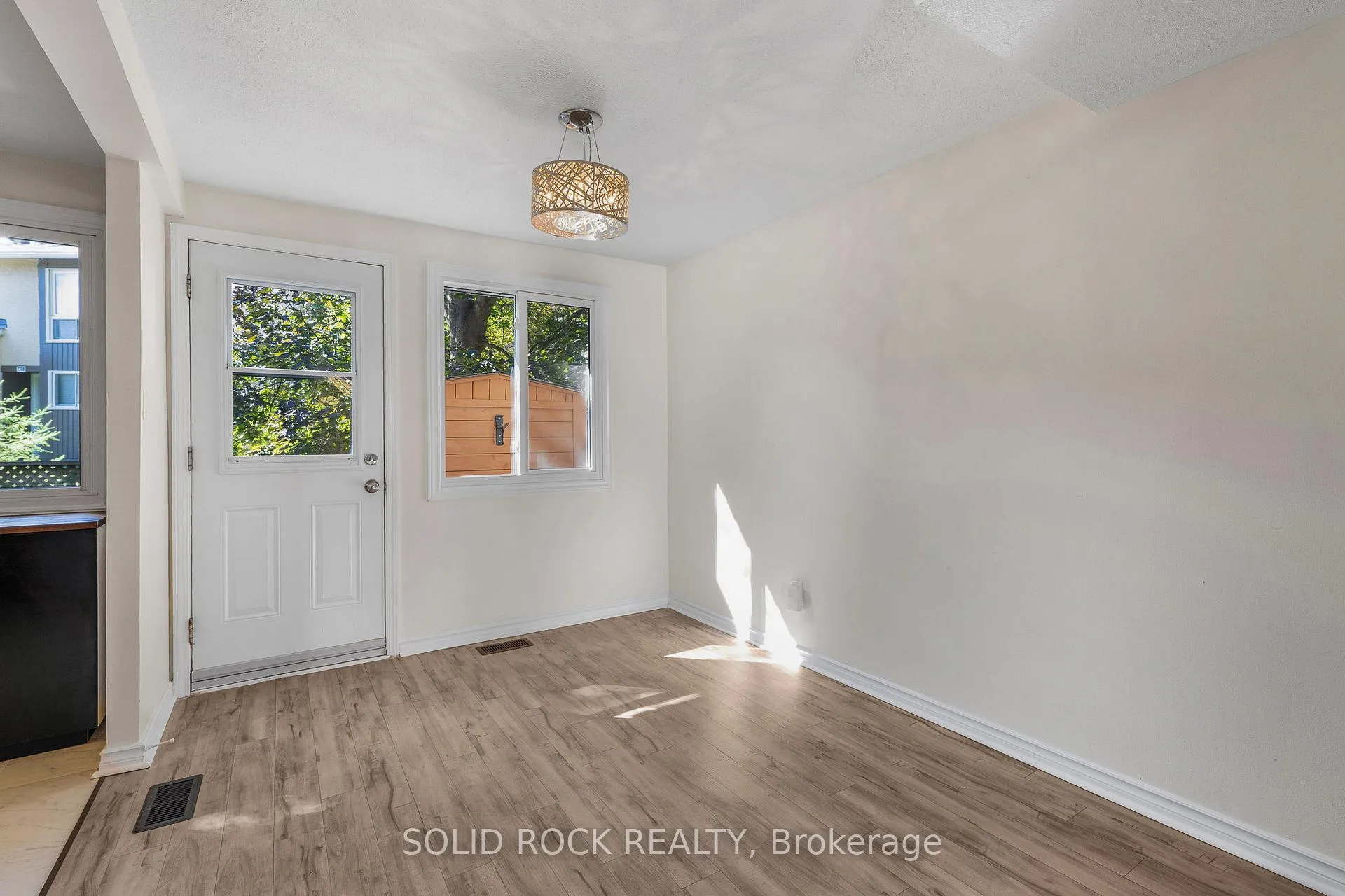 Photo 8 of 1394 Lassiter Terrace, Ottawa, Beaconwood — HOMEH