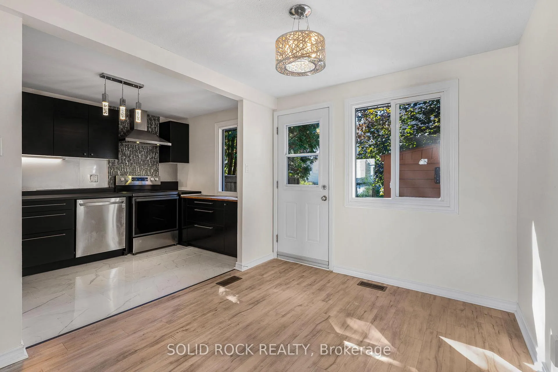 Photo 10 of 1394 Lassiter Terrace, Ottawa, Beaconwood — HOMEH