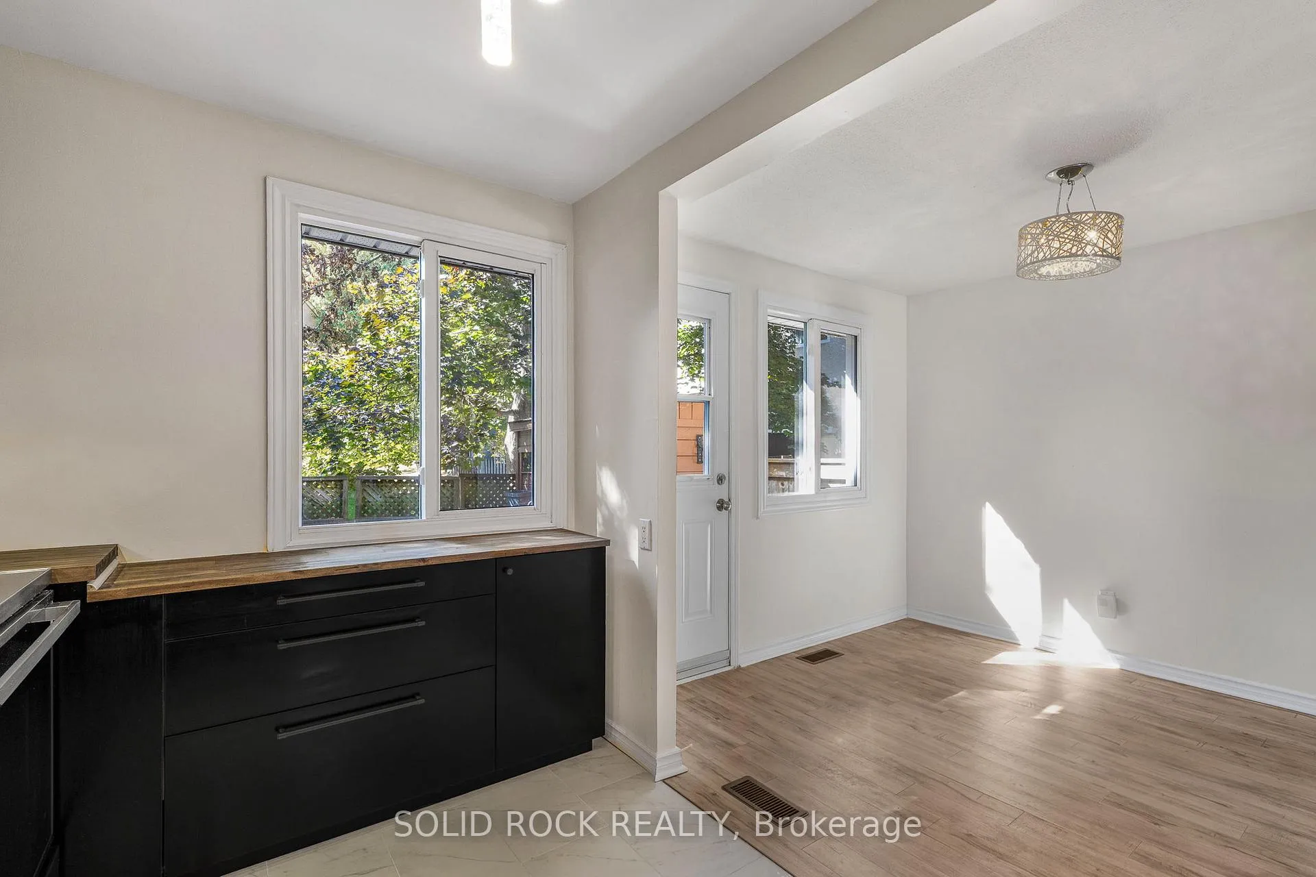 Photo 14 of 1394 Lassiter Terrace, Ottawa, Beaconwood — HOMEH