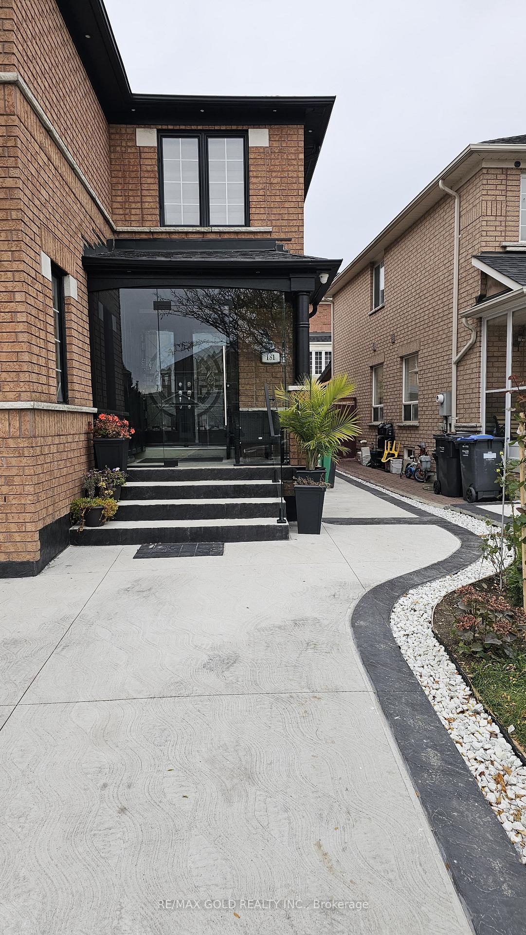 Photo 3 of 181 Toba Crescent, Brampton, Heart Lake East — HOMEH